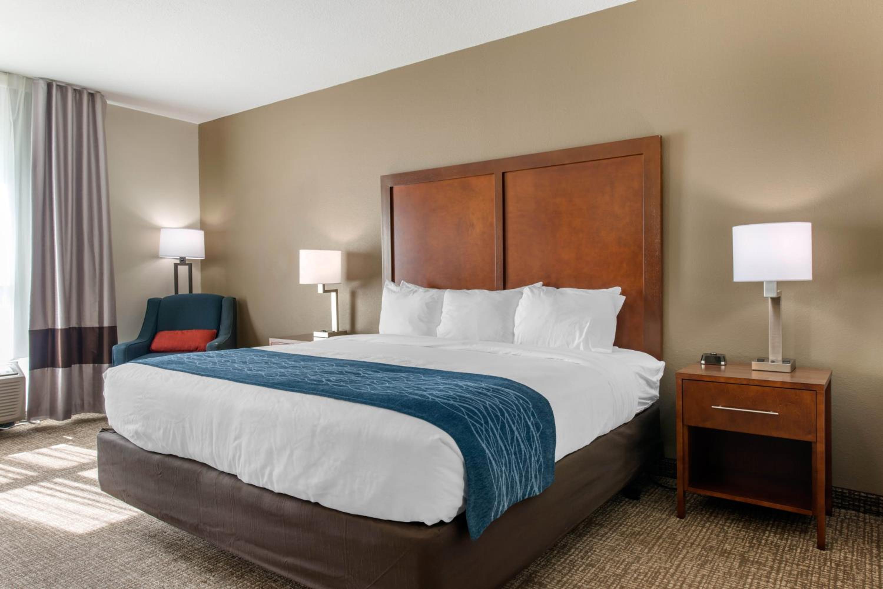 King Suite - Accessible/Non-Smoking photo 2
