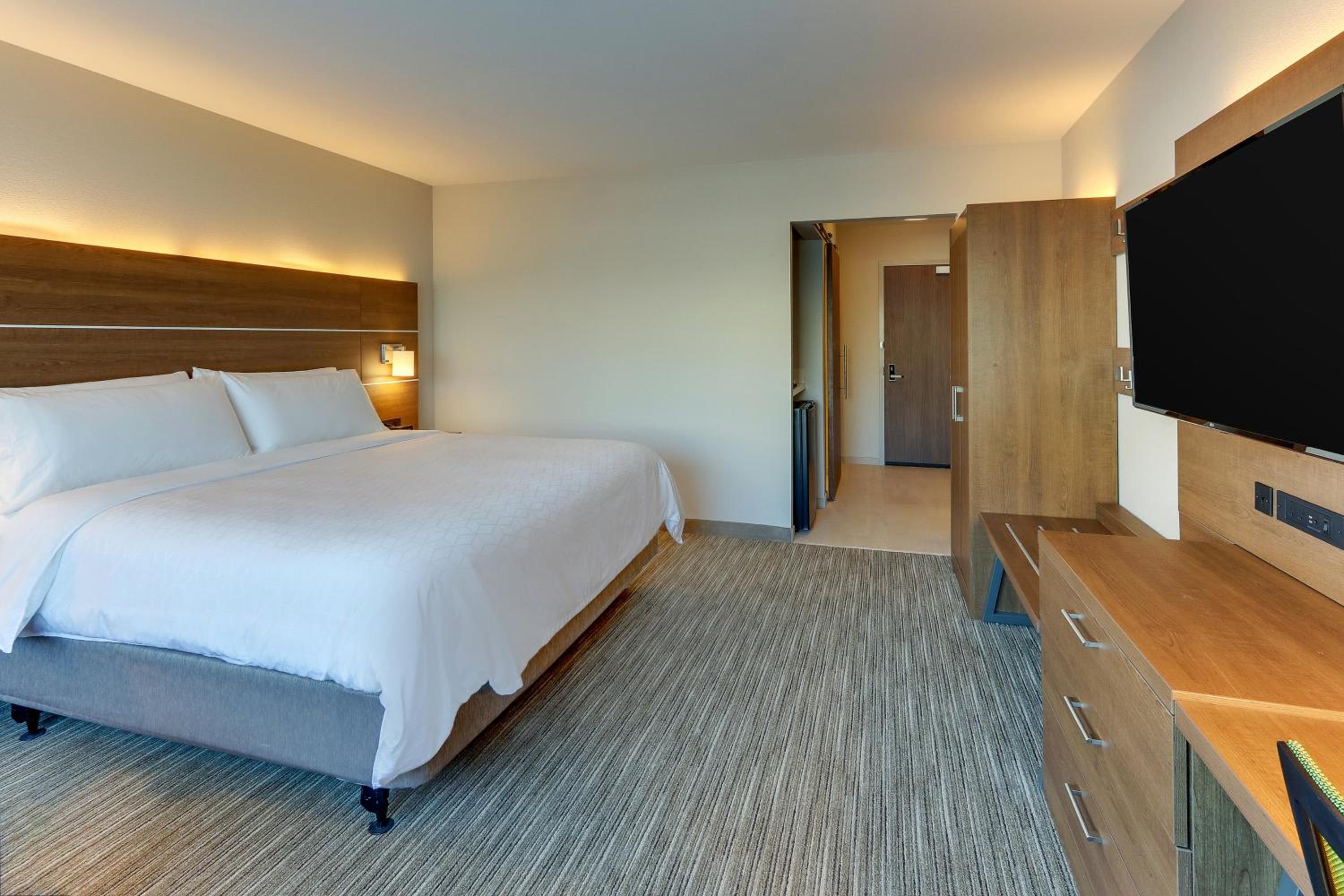 Standard King Room - Photo 21