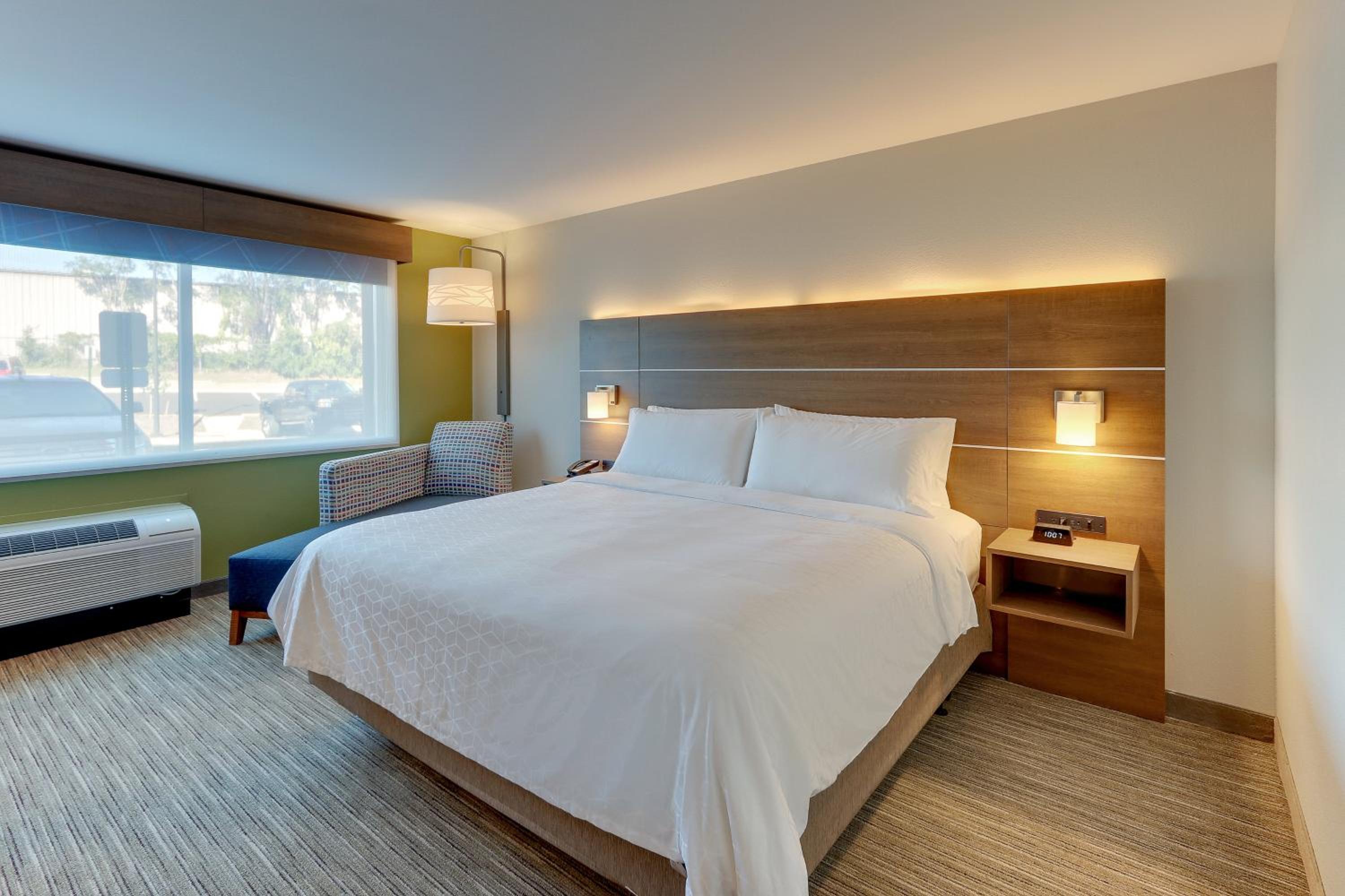 Standard King Room - Photo 23