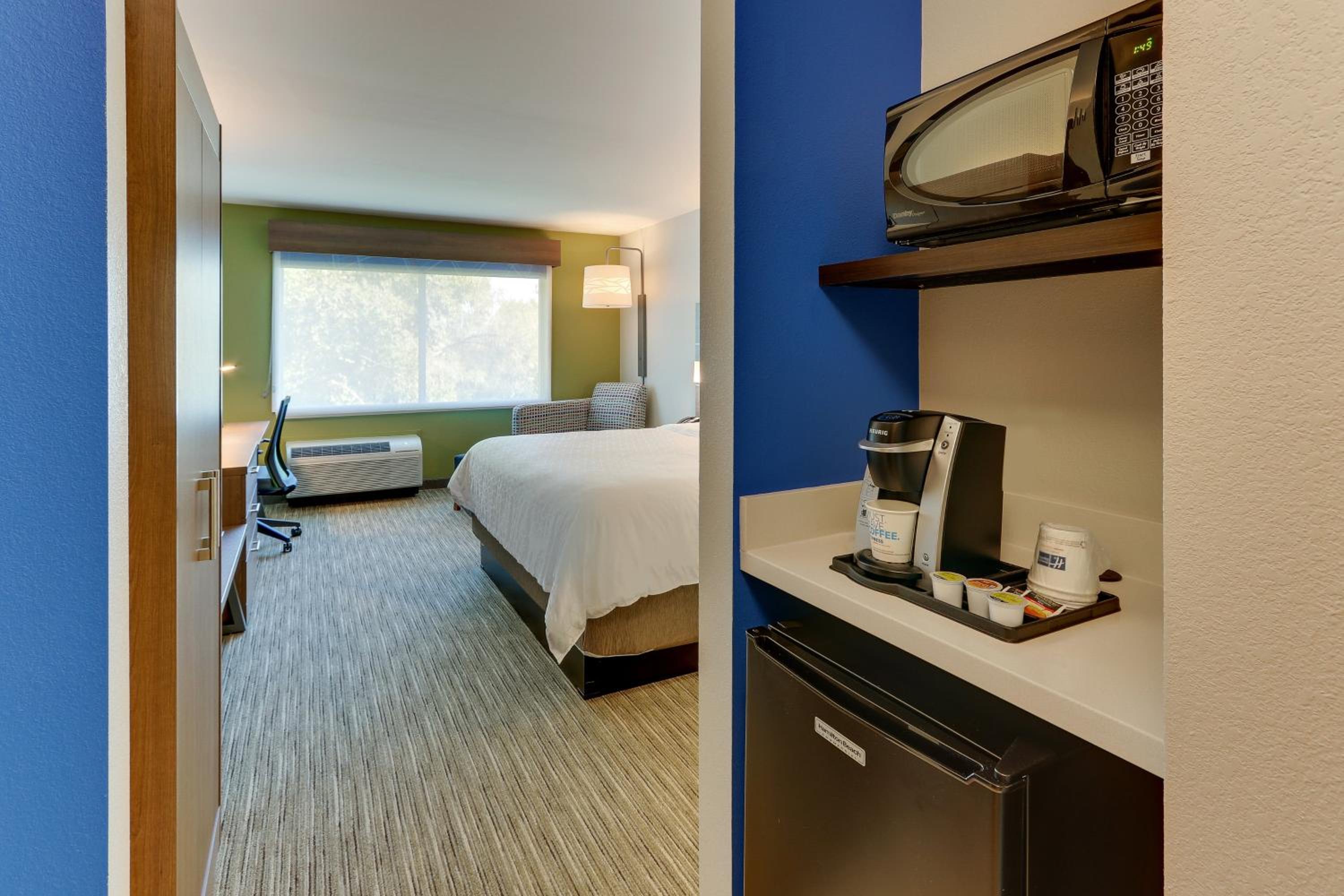 Standard King Room - Photo 17