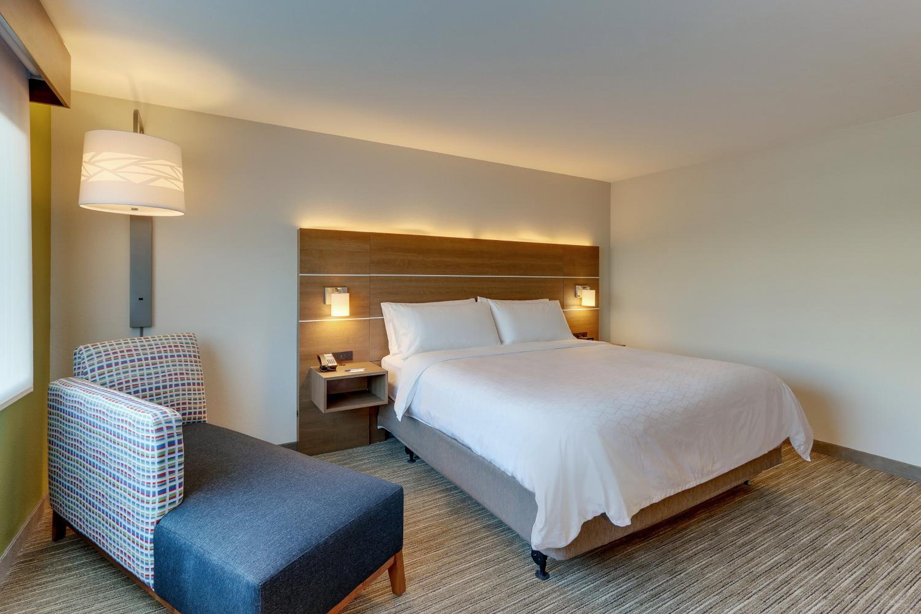 Standard King Room - Photo 20