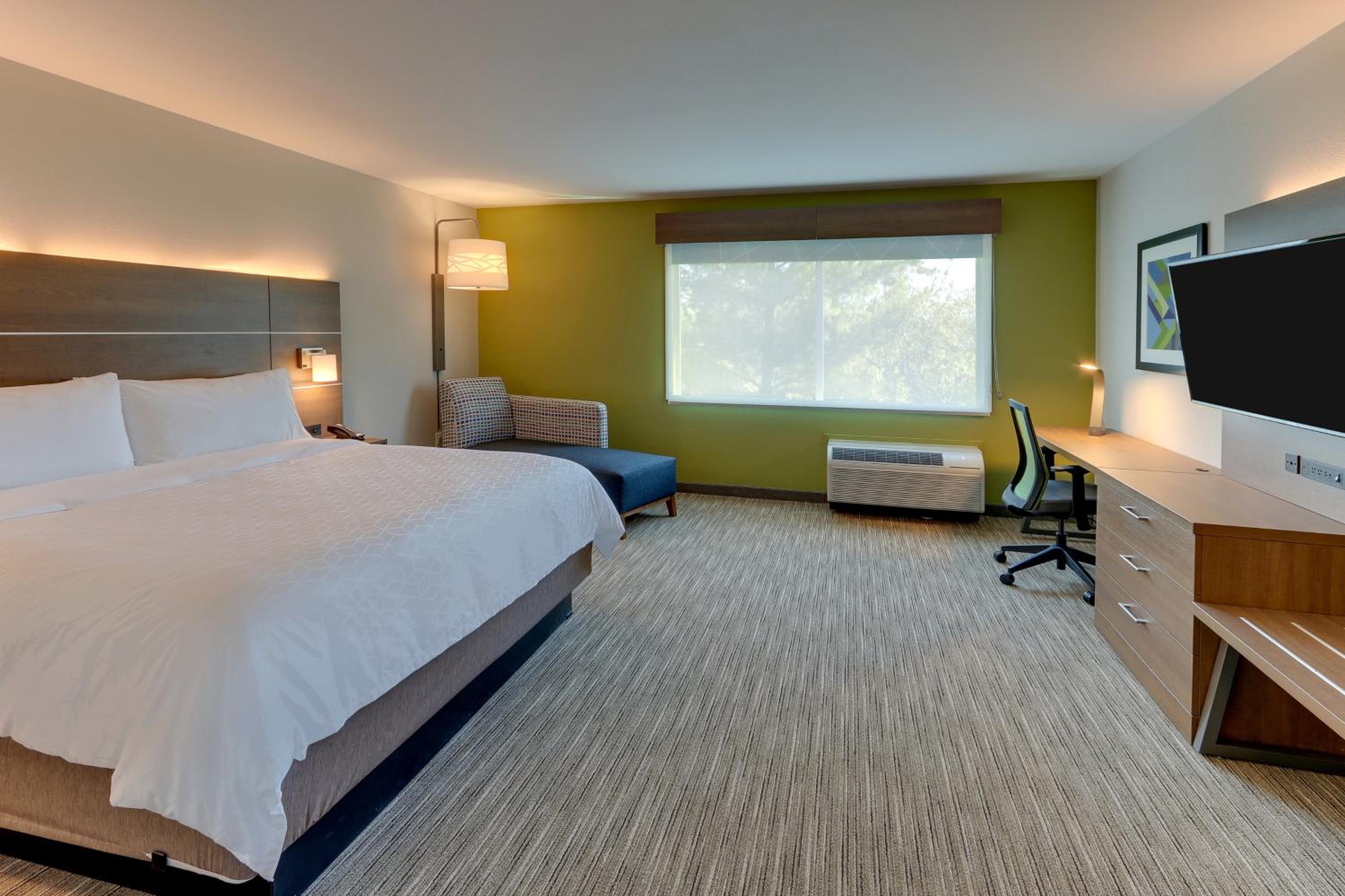 Standard King Room with Extra Floor Space - Photo 5