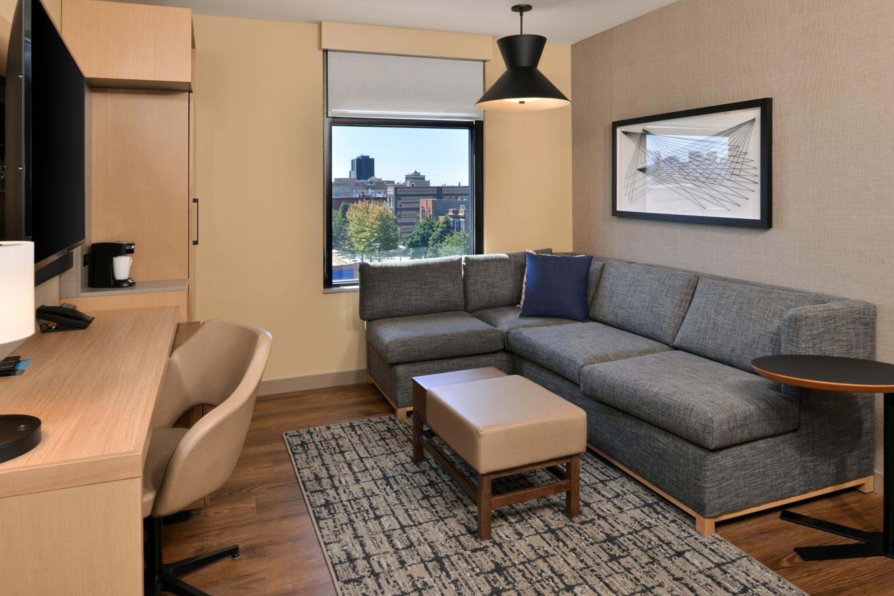King Room with Sofa Bed - Photo 4