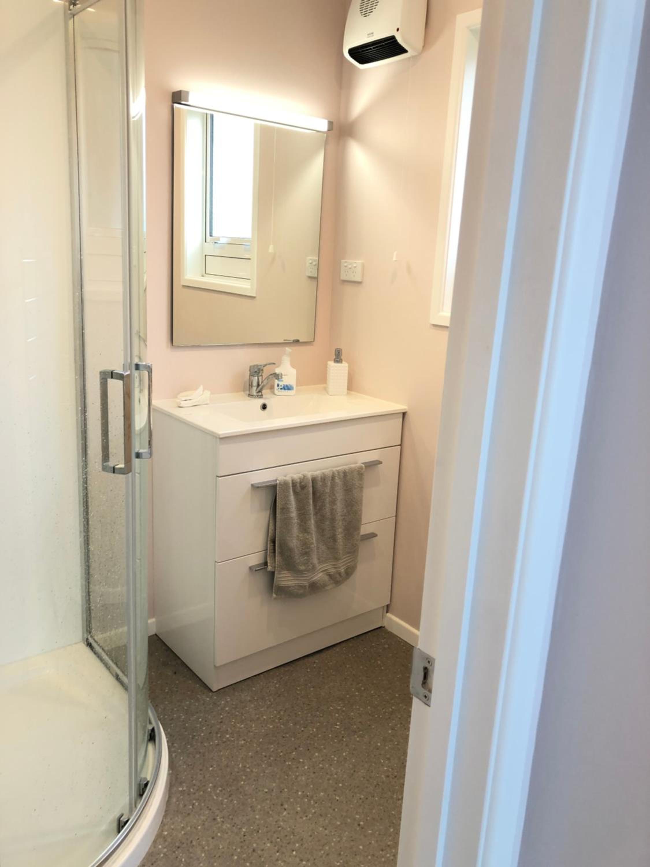 Quadruple Room with Private Bathroom - Photo 3