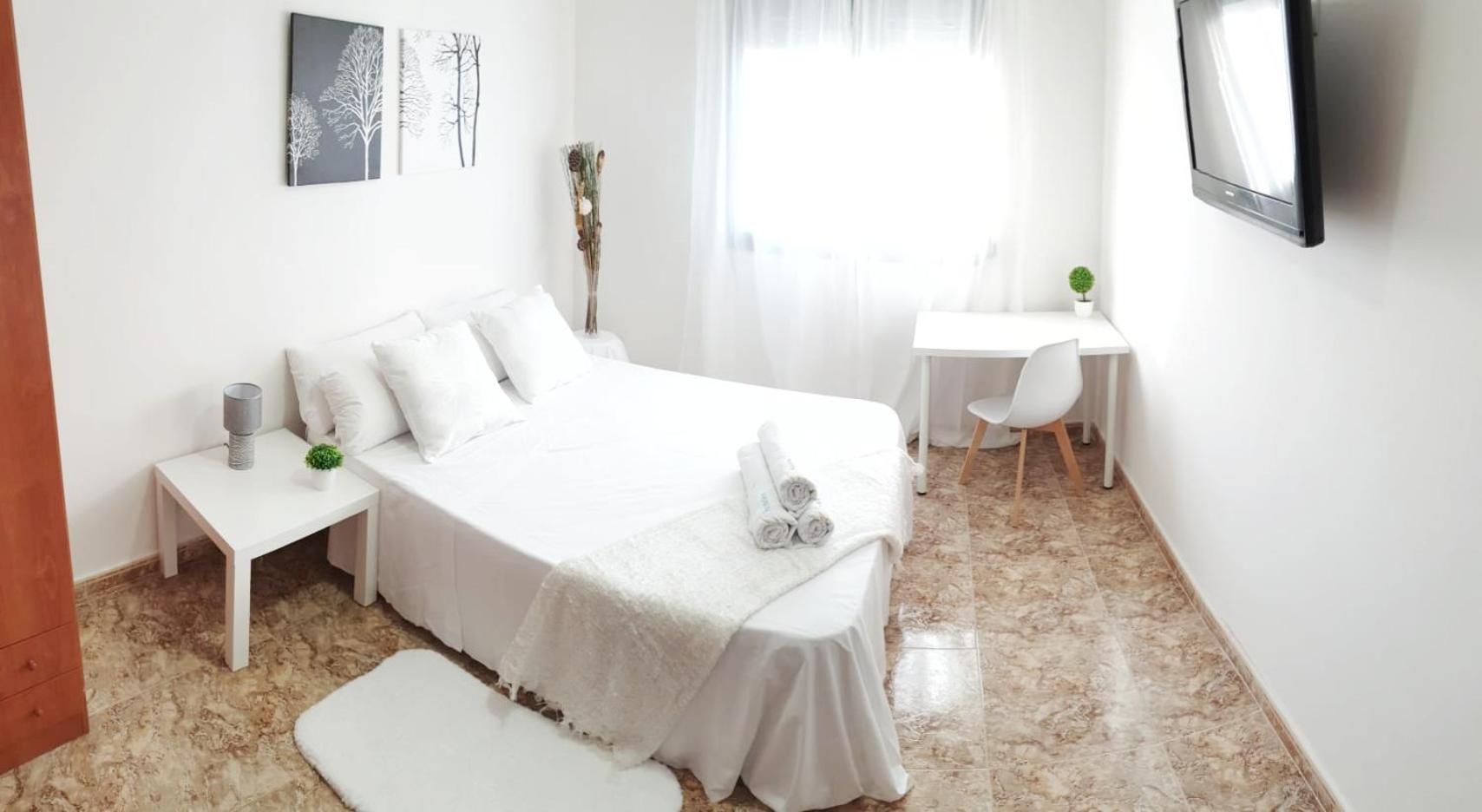 Double or Twin Room with Private Bathroom - Photo 2