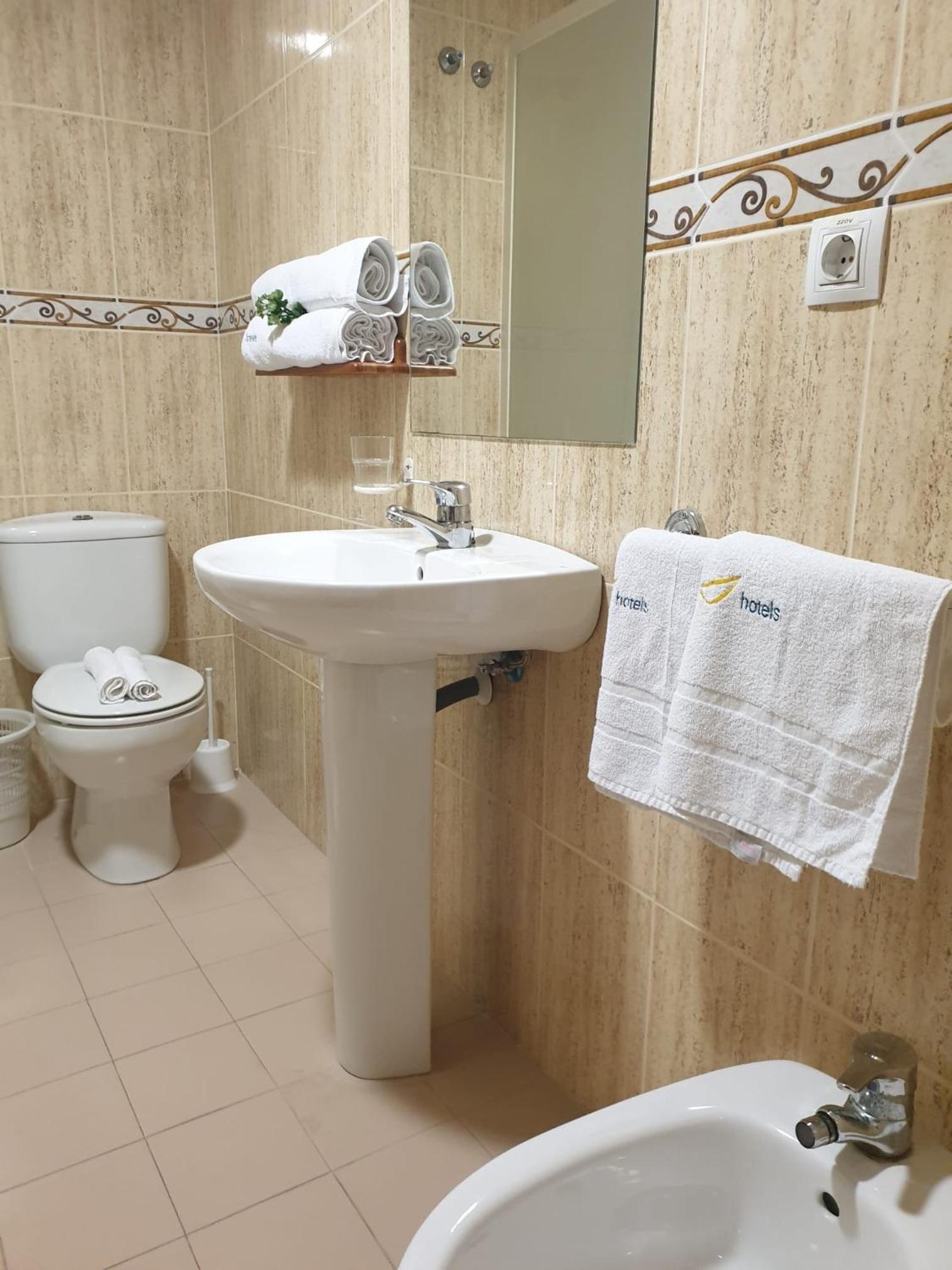 Twin Room with Private Bathroom - Photo 3