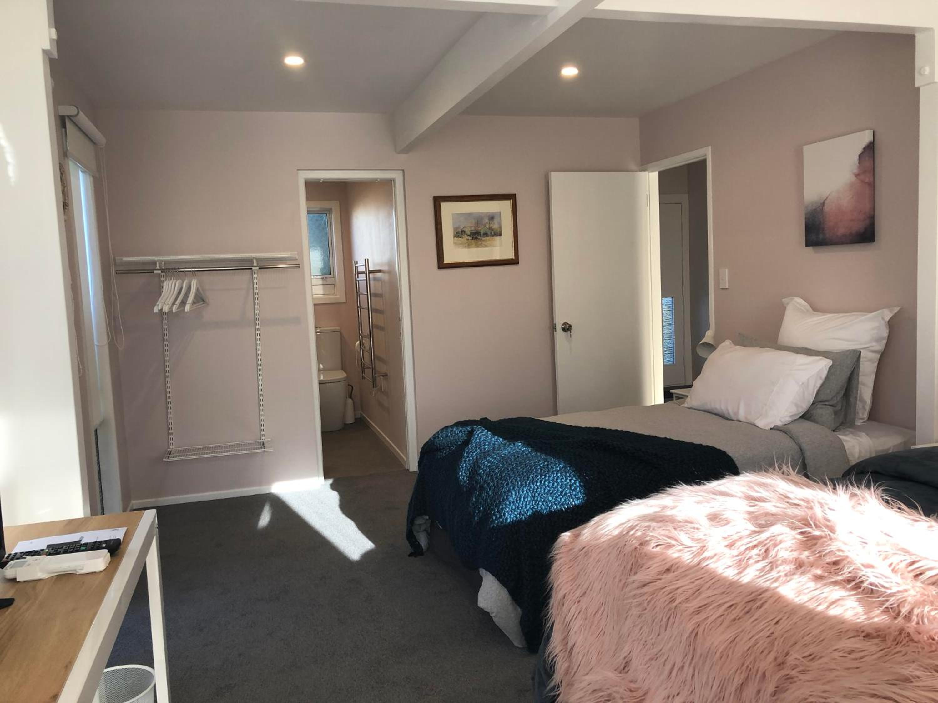 Quadruple Room with Bathroom - Photo 3
