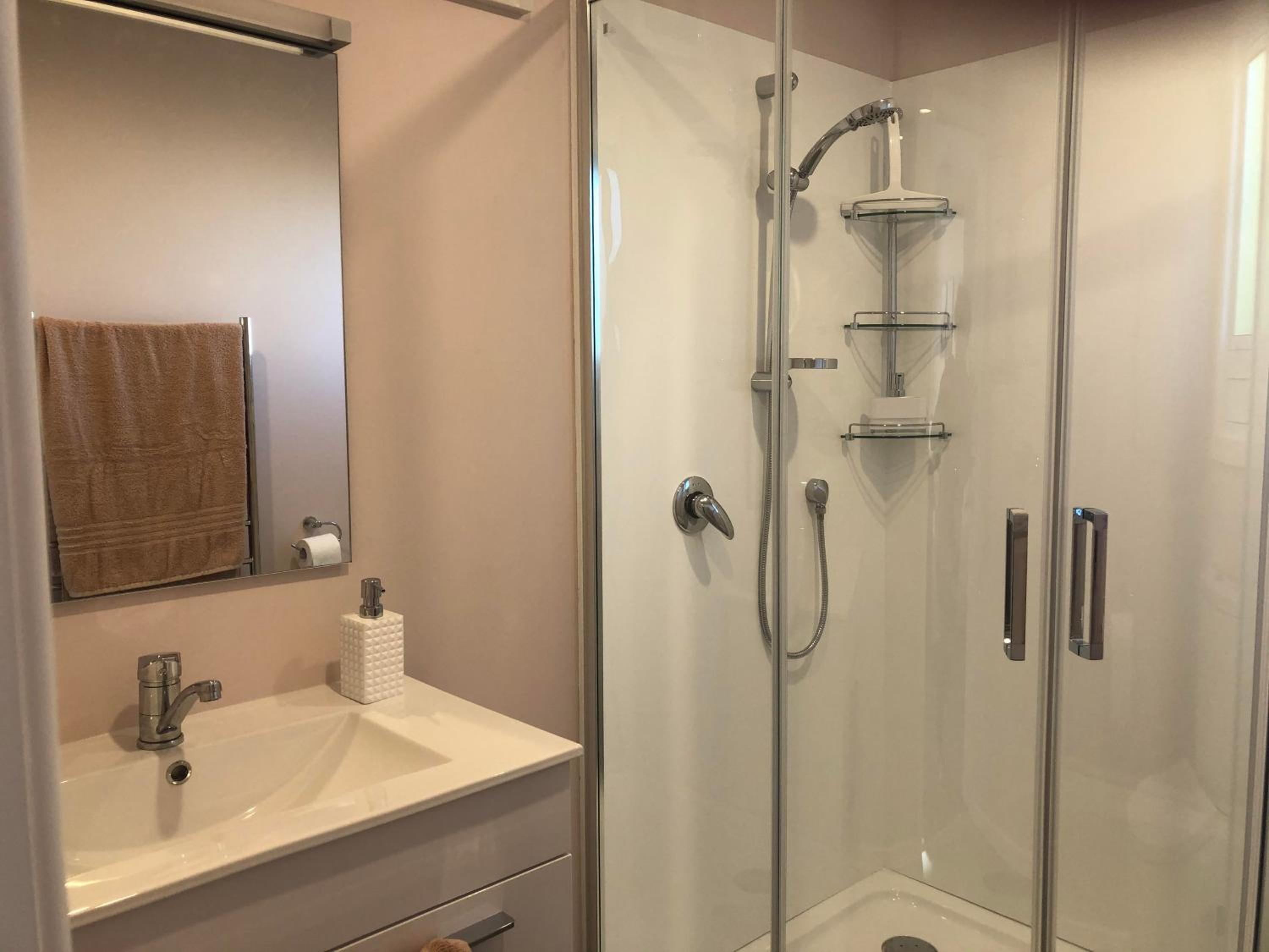 Quadruple Room with Bathroom - Photo 4