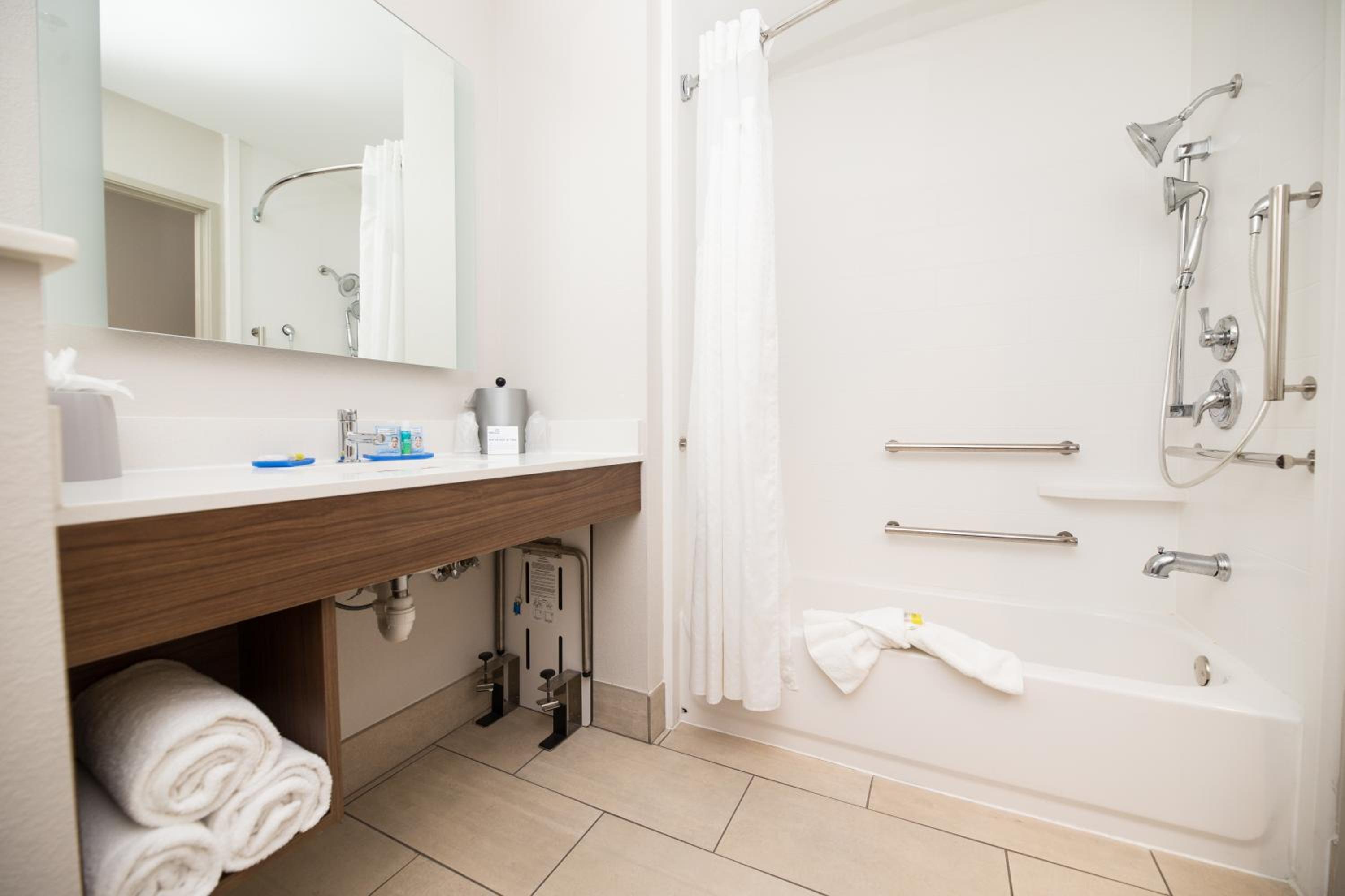 King Suite with Disability Access and Bathtub - Non Smoking photo 2