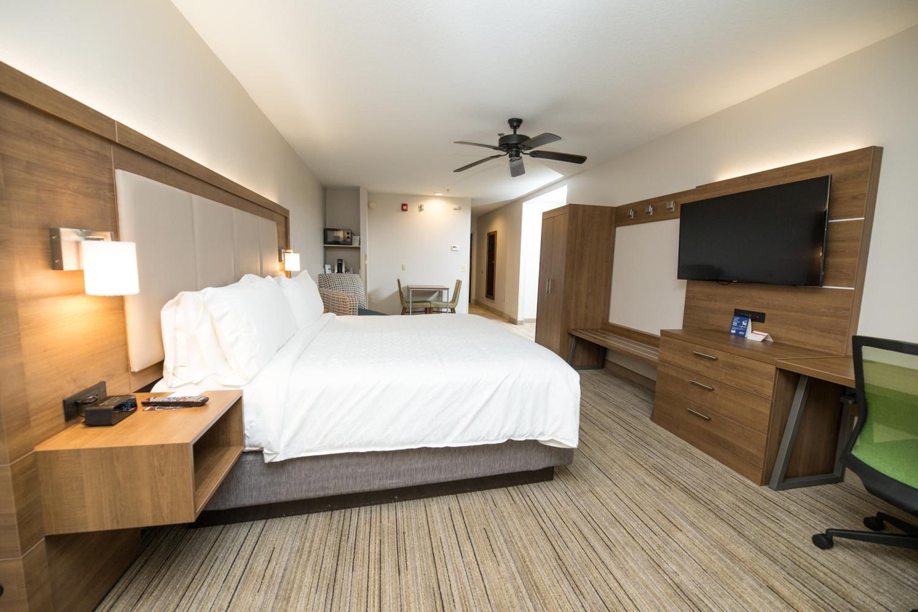 Standard Queen Room with Two Queen Beds - Photo 1