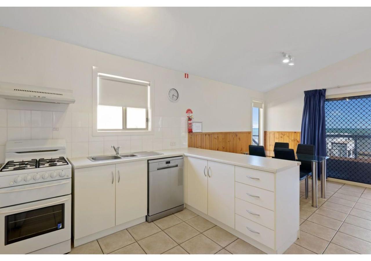 Deluxe 2 Bedroom Cabin - Sleeps 6 - Photo 2