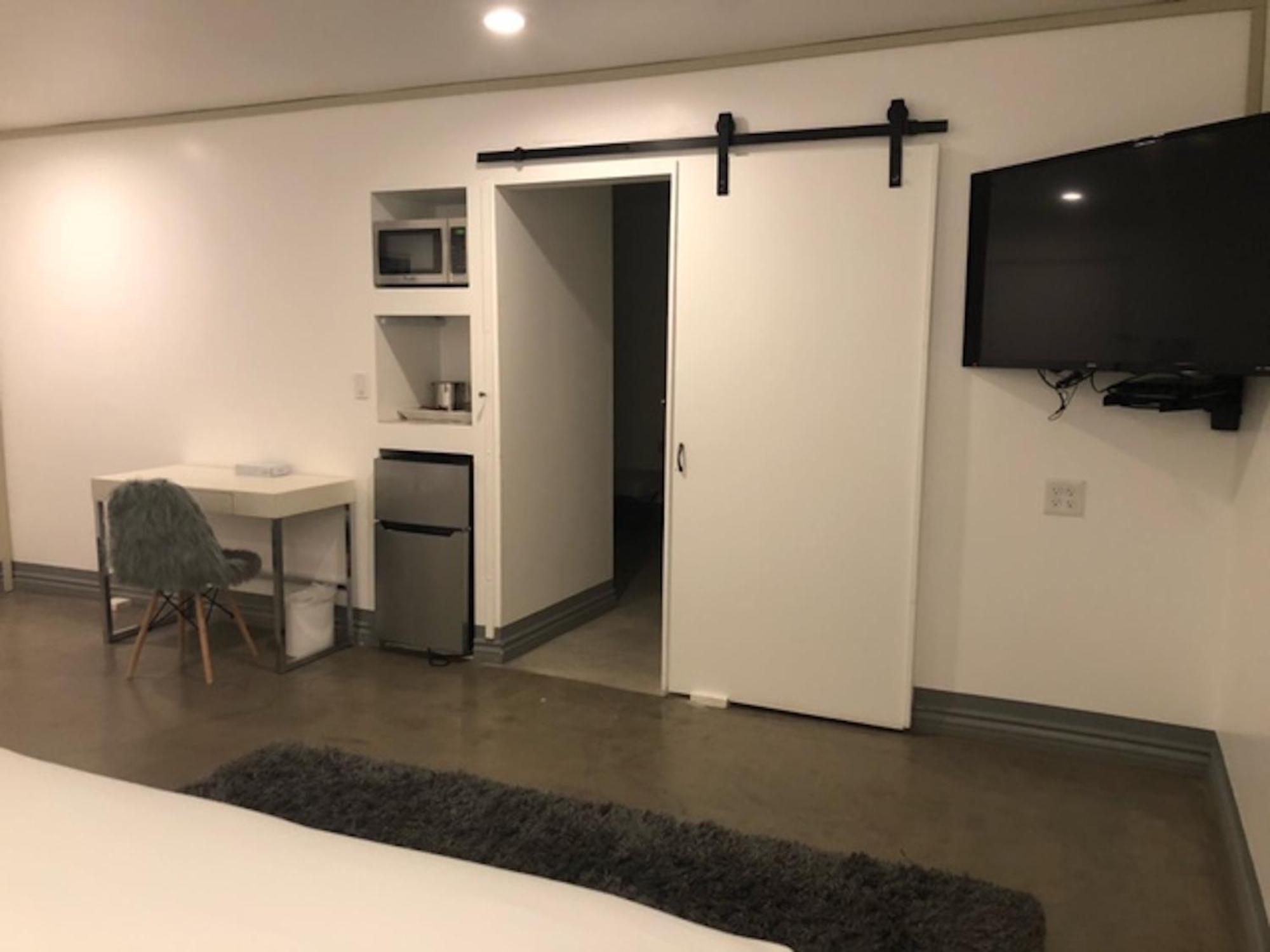 King Room with Roll-In Shower - Disability Access - Photo 5