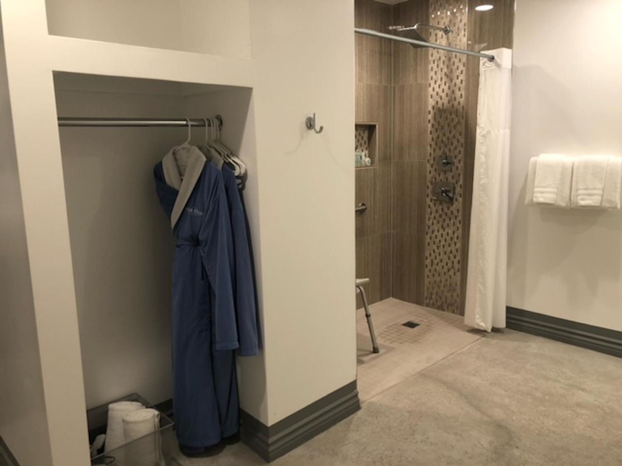 King Room with Roll-In Shower - Disability Access - Photo 4