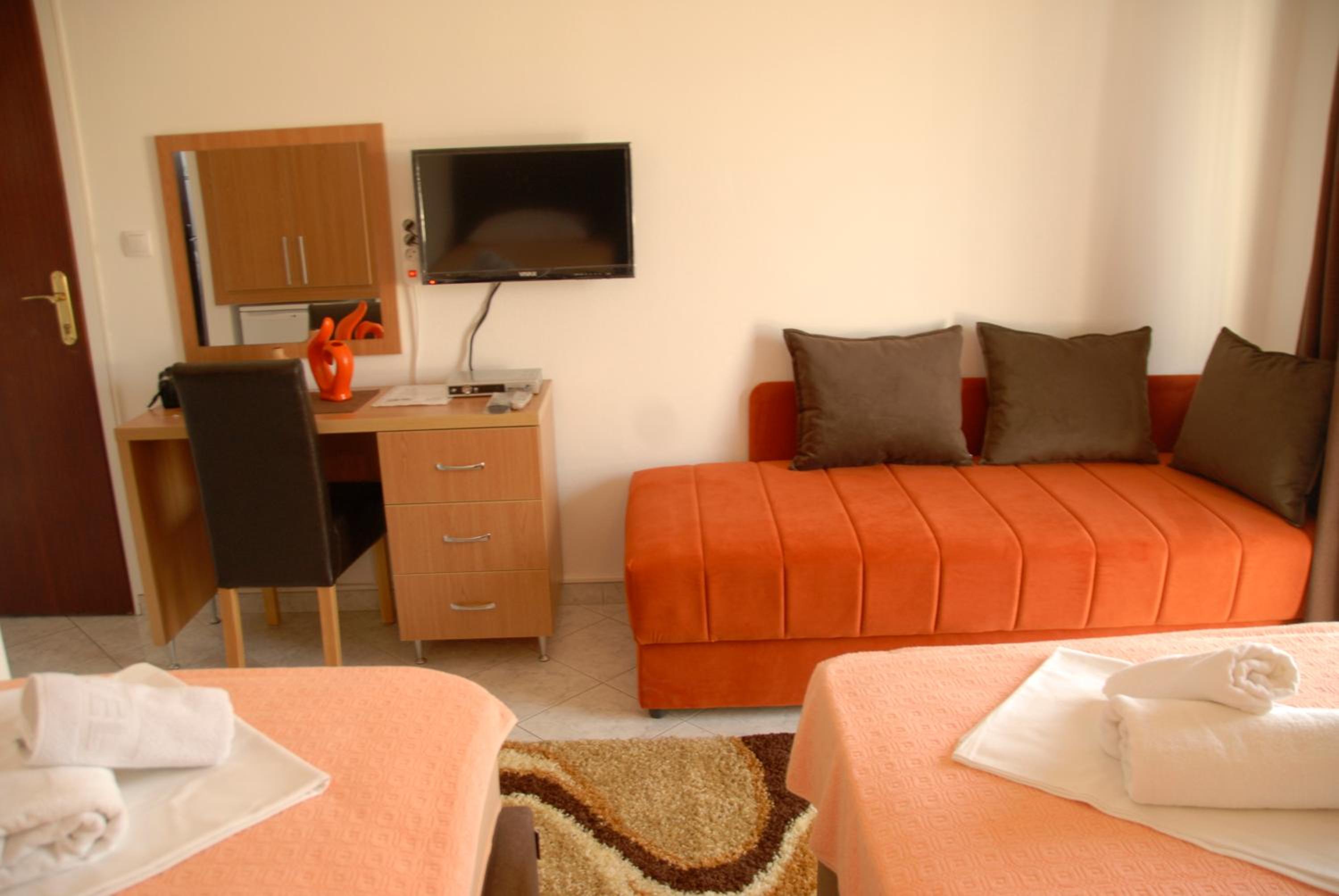 Superior Triple Room with Balcony and Garden View - Photo 17