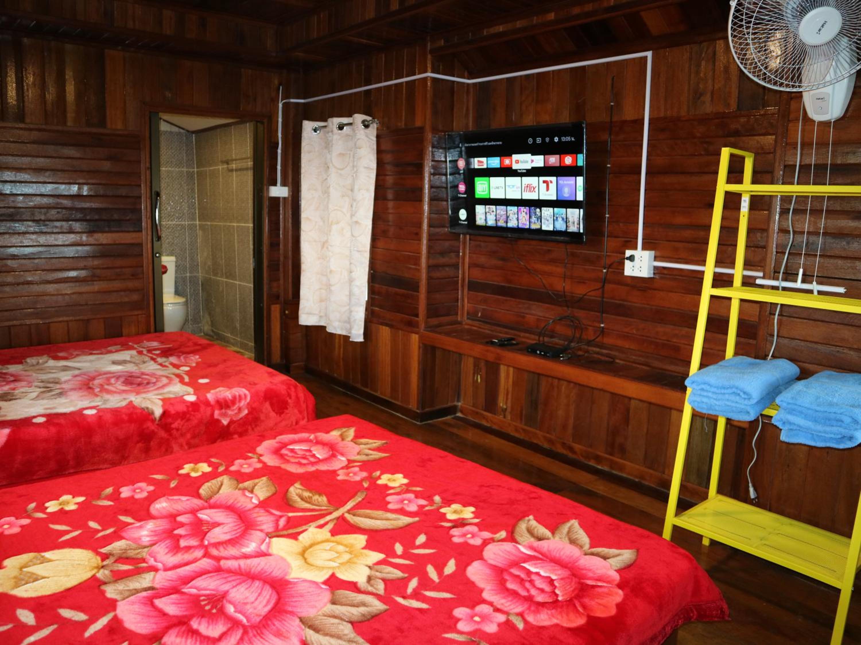 Deluxe Family Room - Photo 2