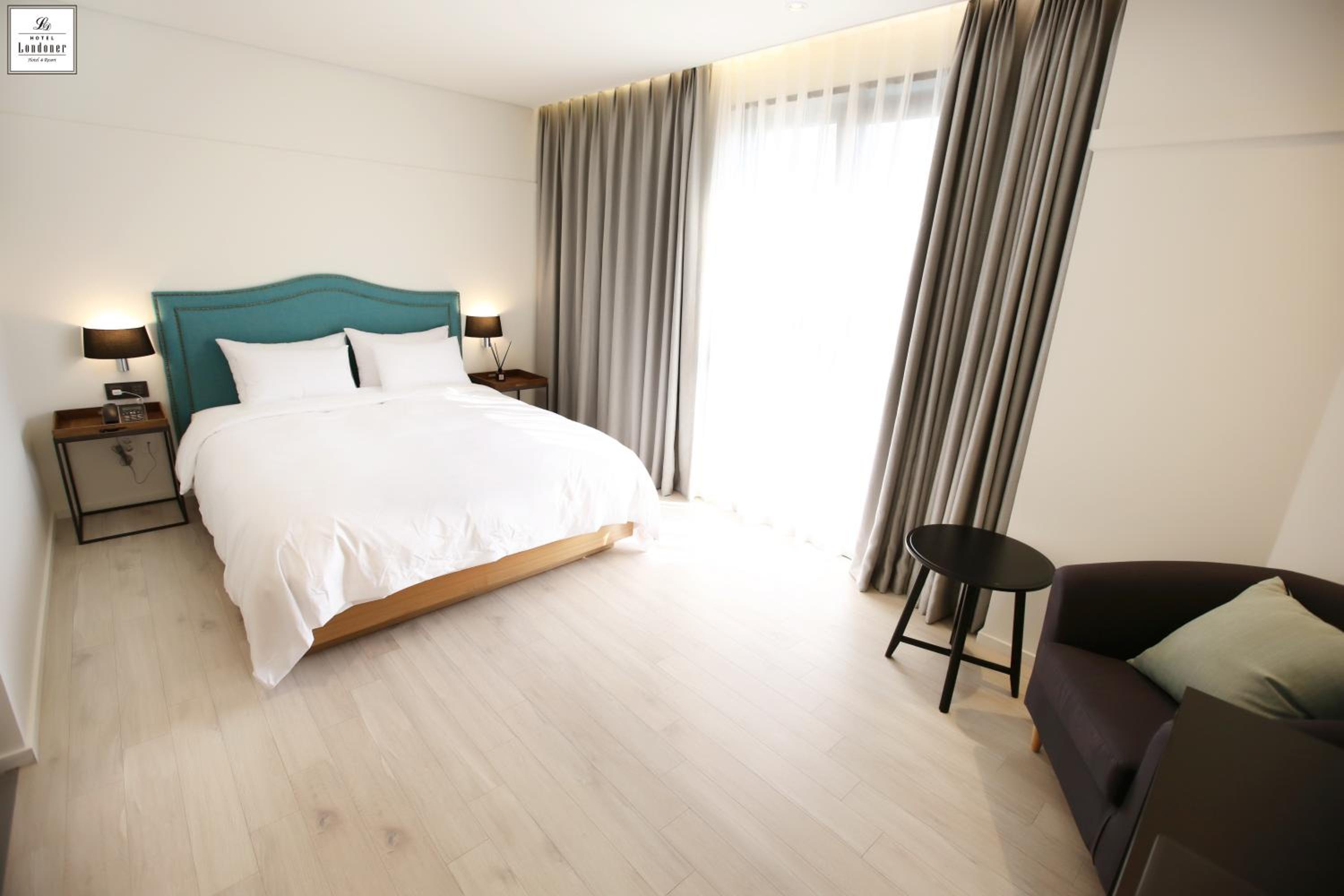 Premium Double Room - Photo 12