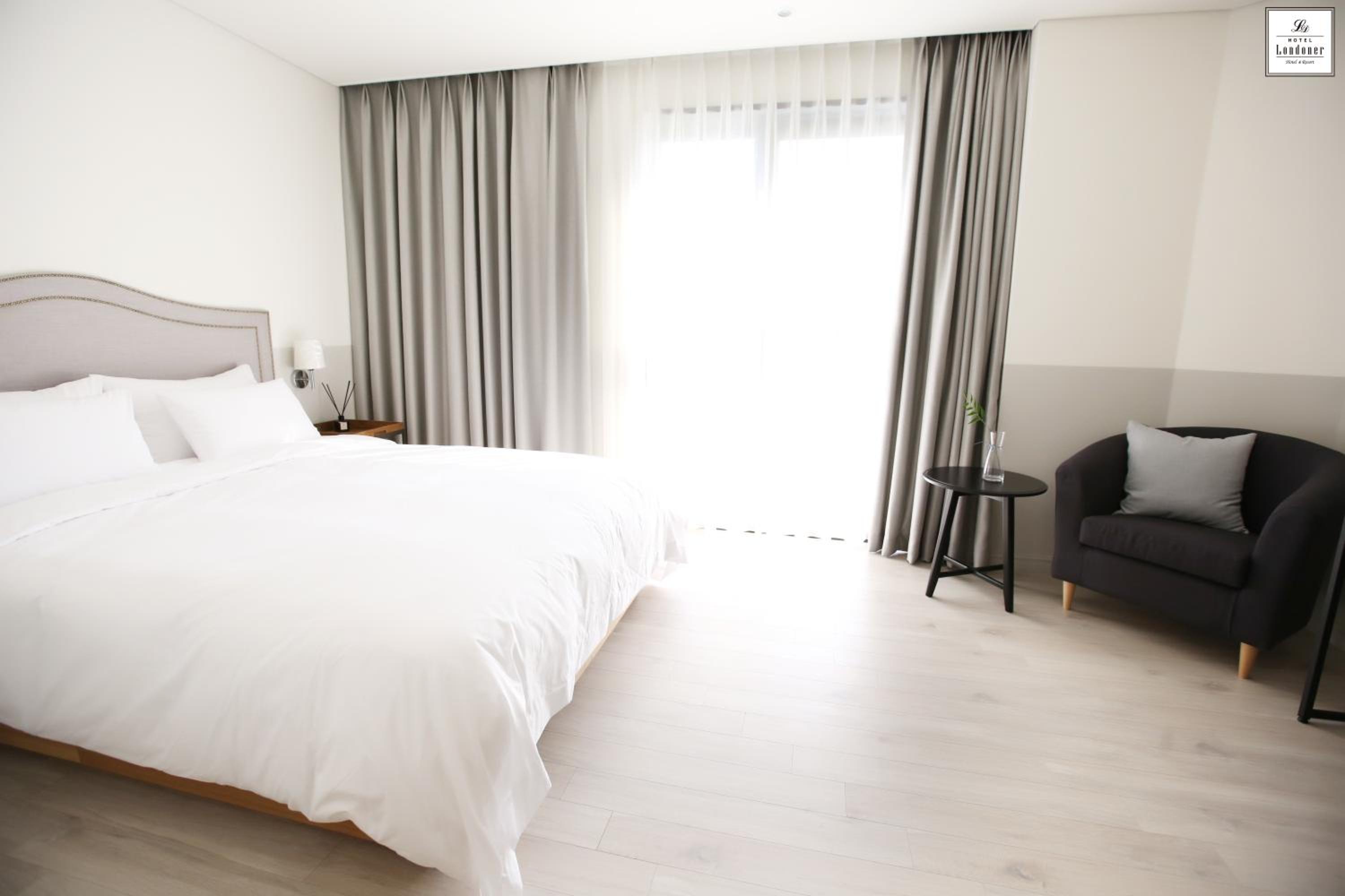 Premium Double Room - Photo 7