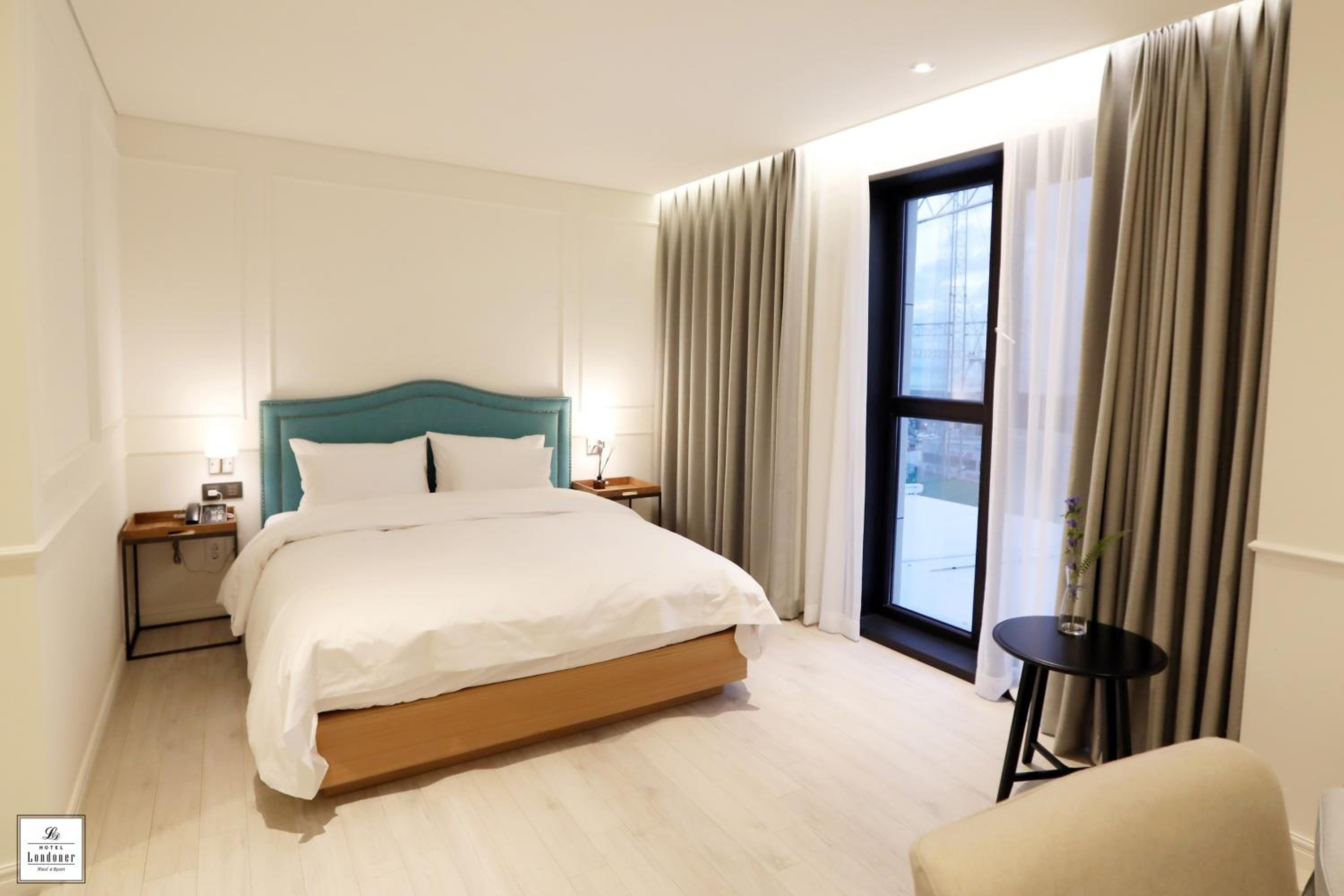 Premium Double Room - Photo 8