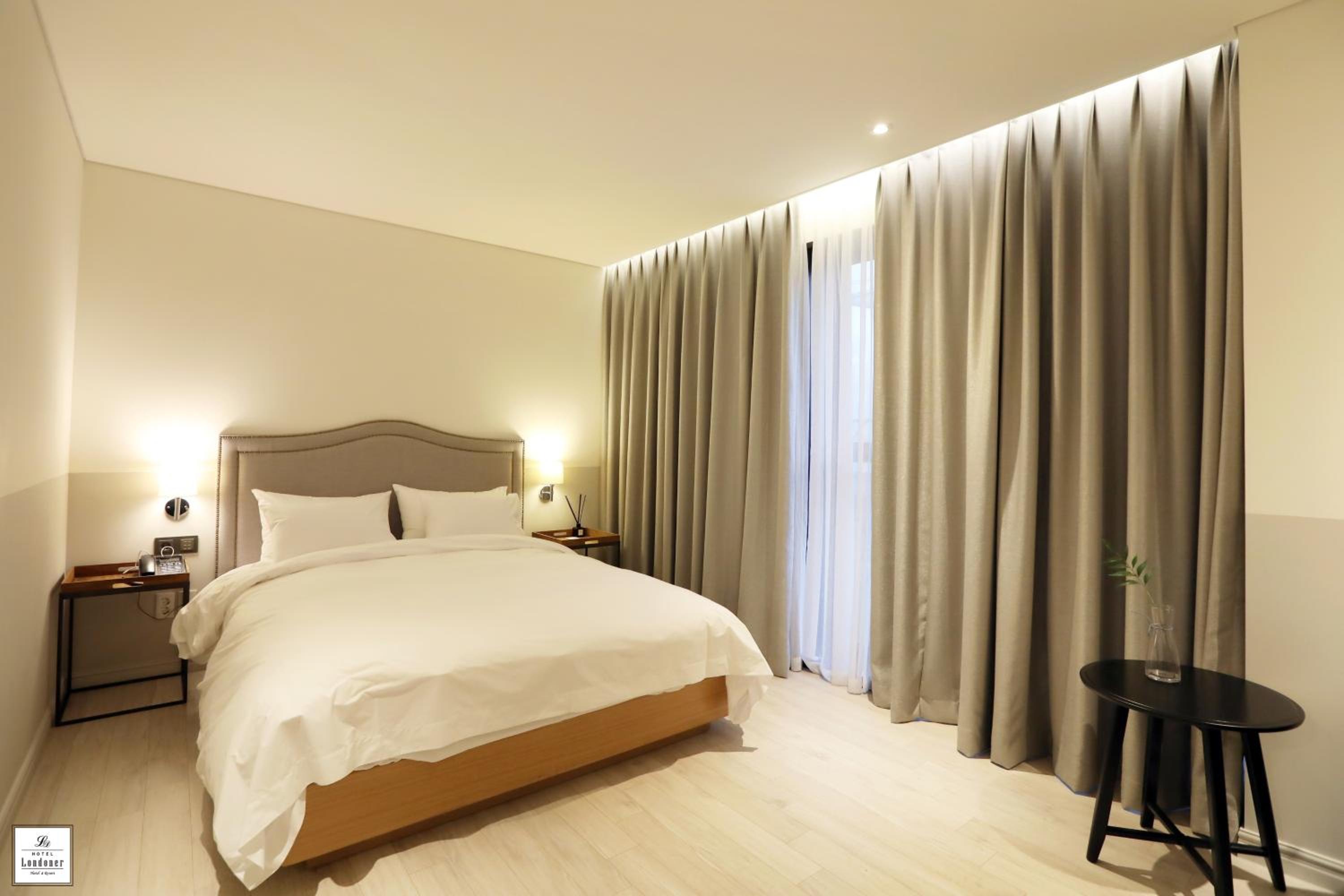 Premium Double Room - Photo 9