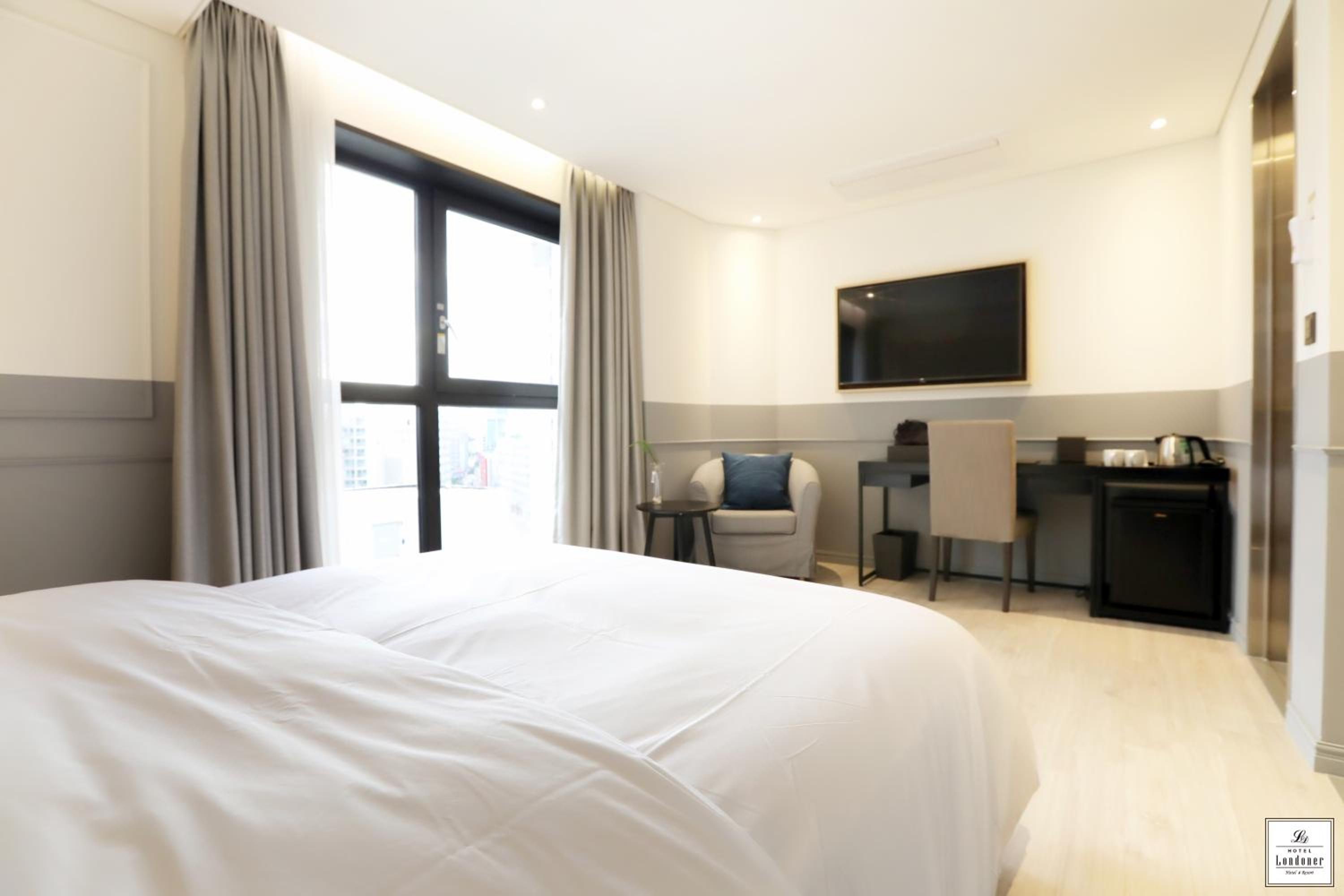 Premium Double Room - Photo 10
