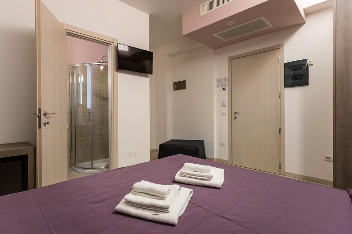 Economy Triple Room photo 3