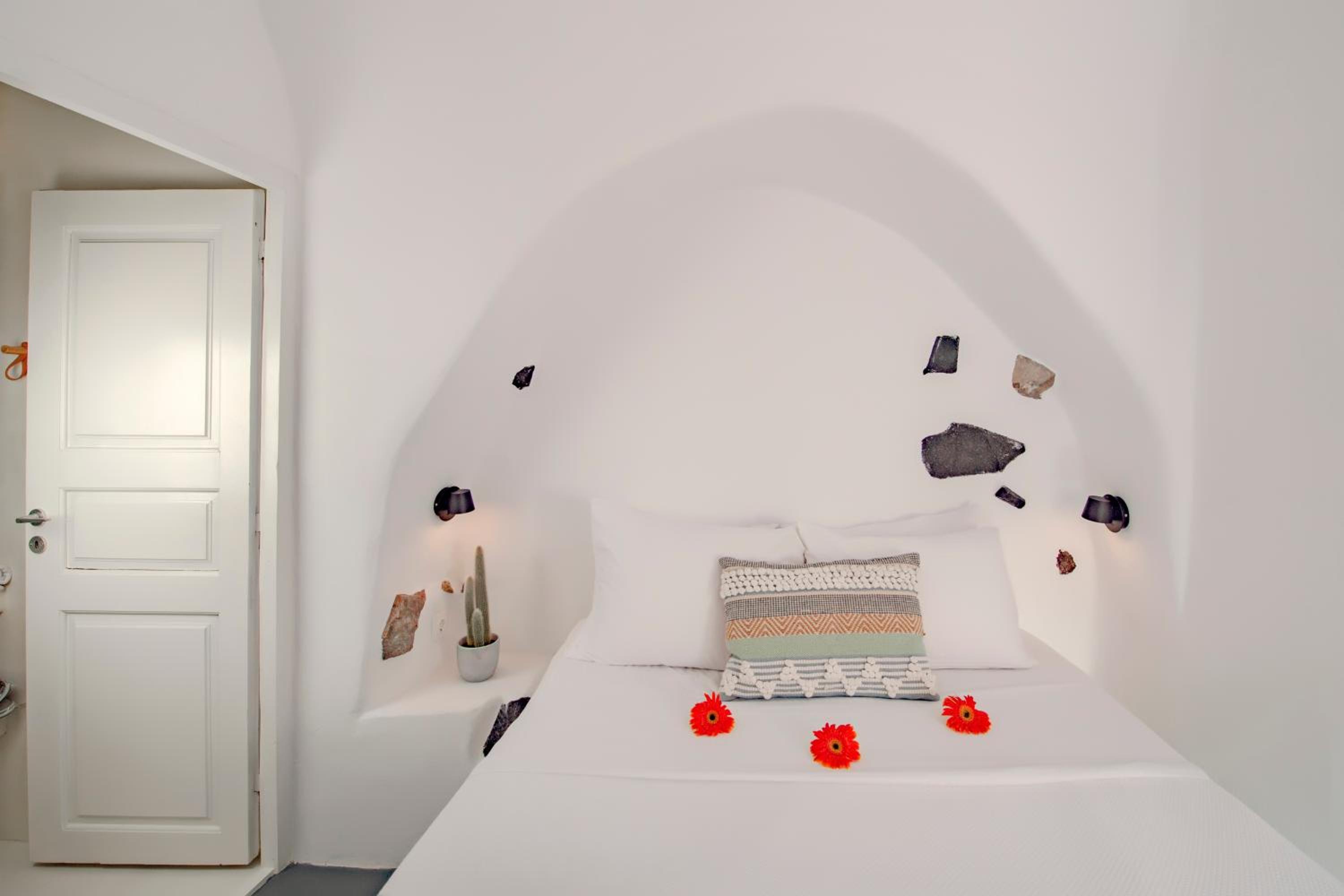 Exclusive suite with outdoor cave jetted hot tub