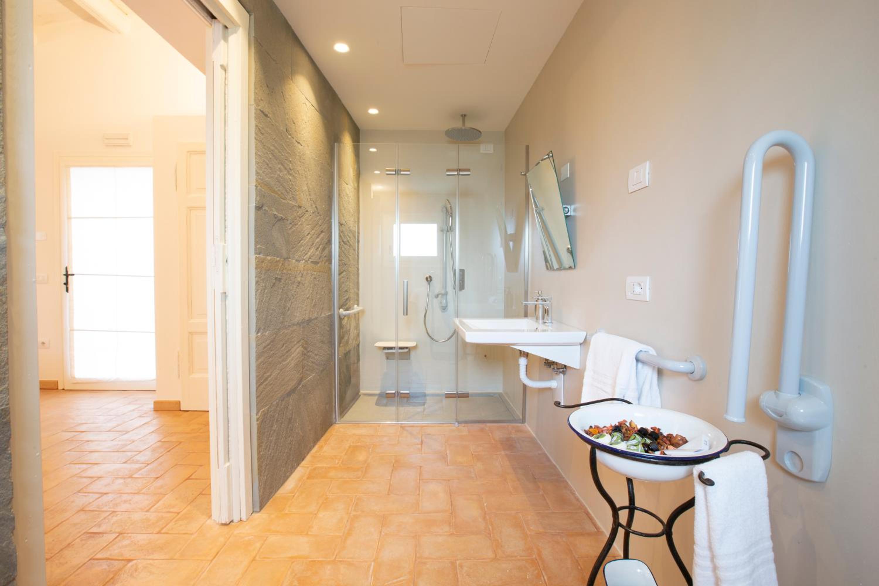 Quadruple Room with Private Bathroom photo 3