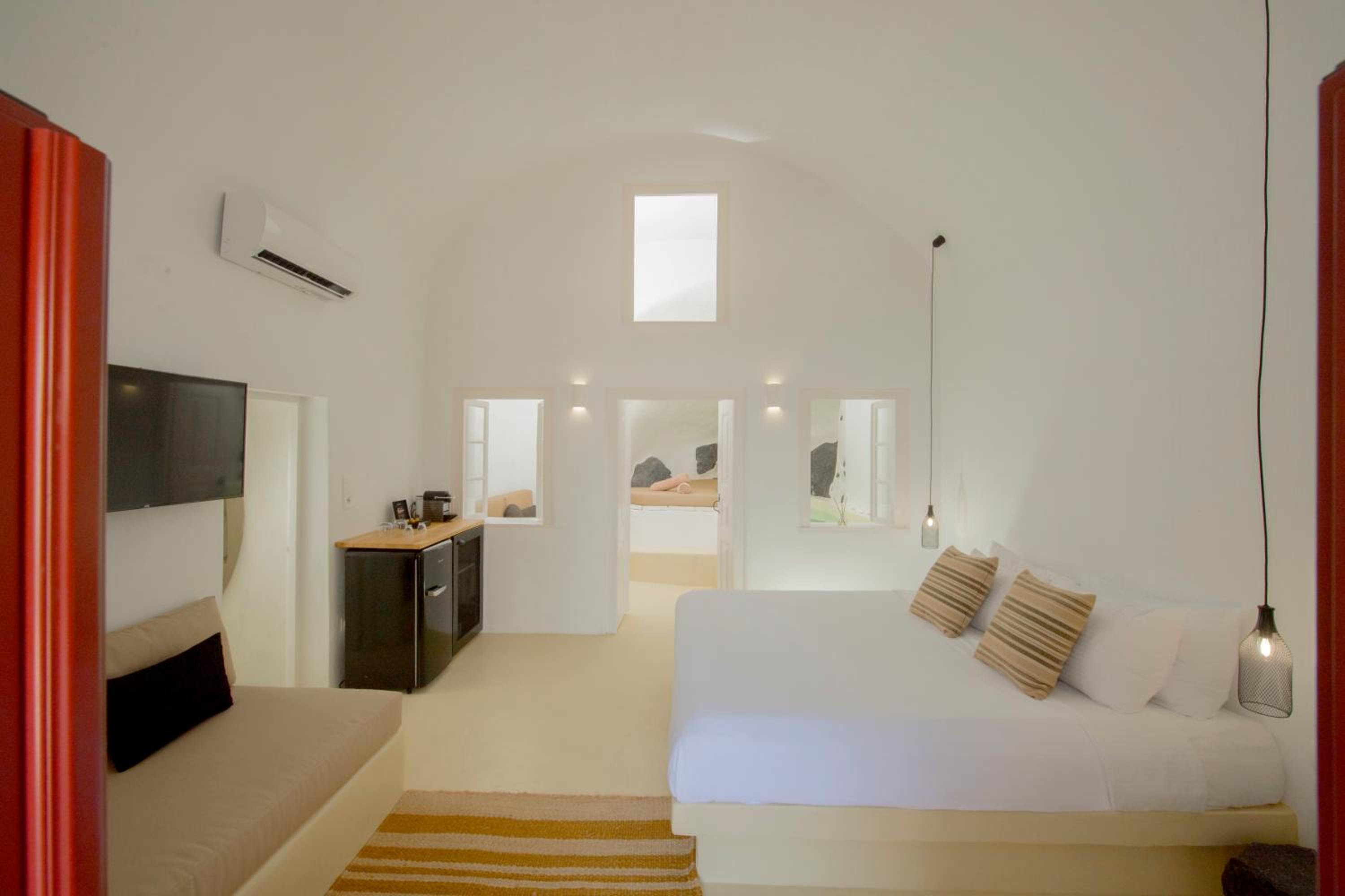 Superior Cave Suite with indoor plunge poll (3 adults)