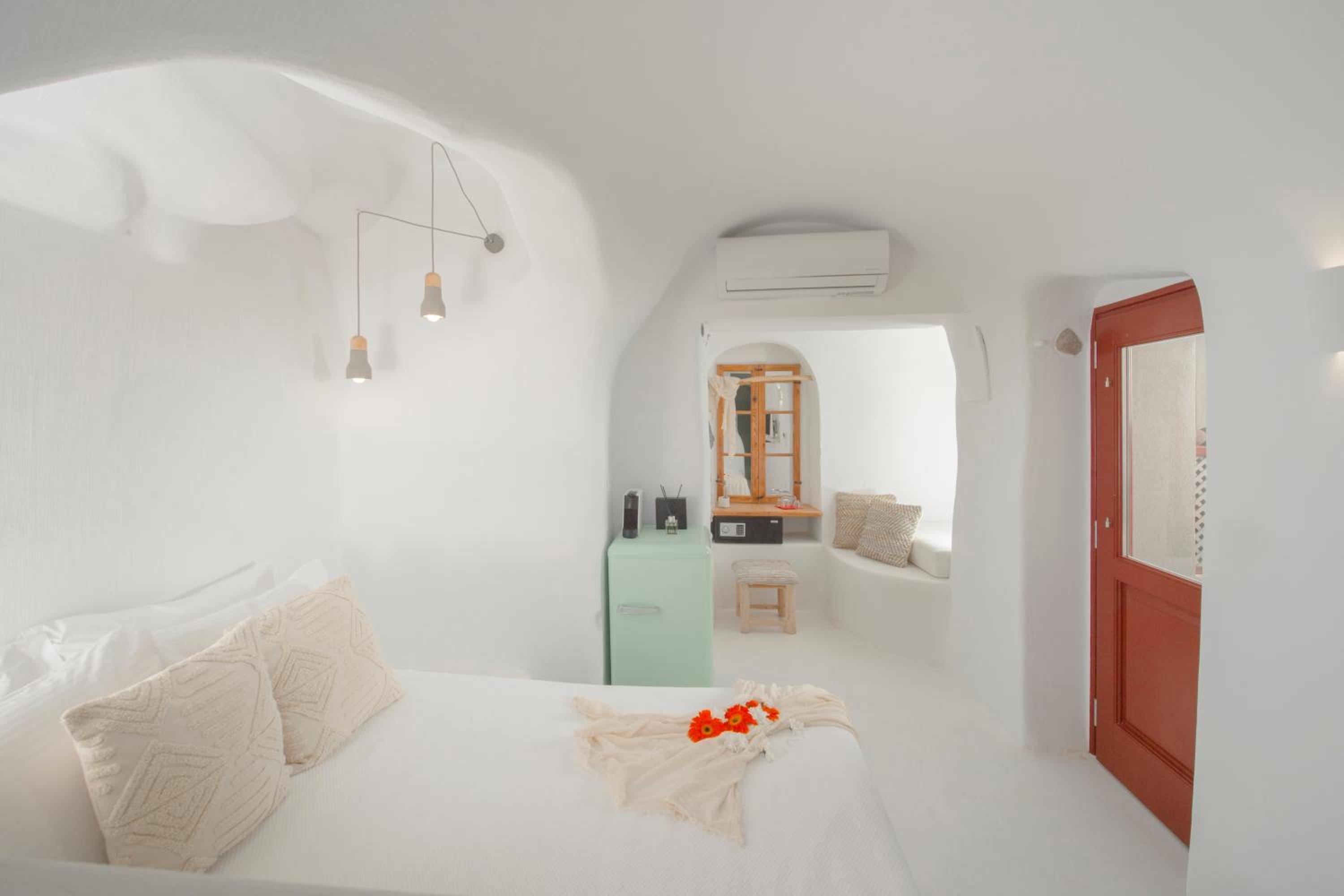 Junior Cave Suite with indoor hot tub (2 adults)