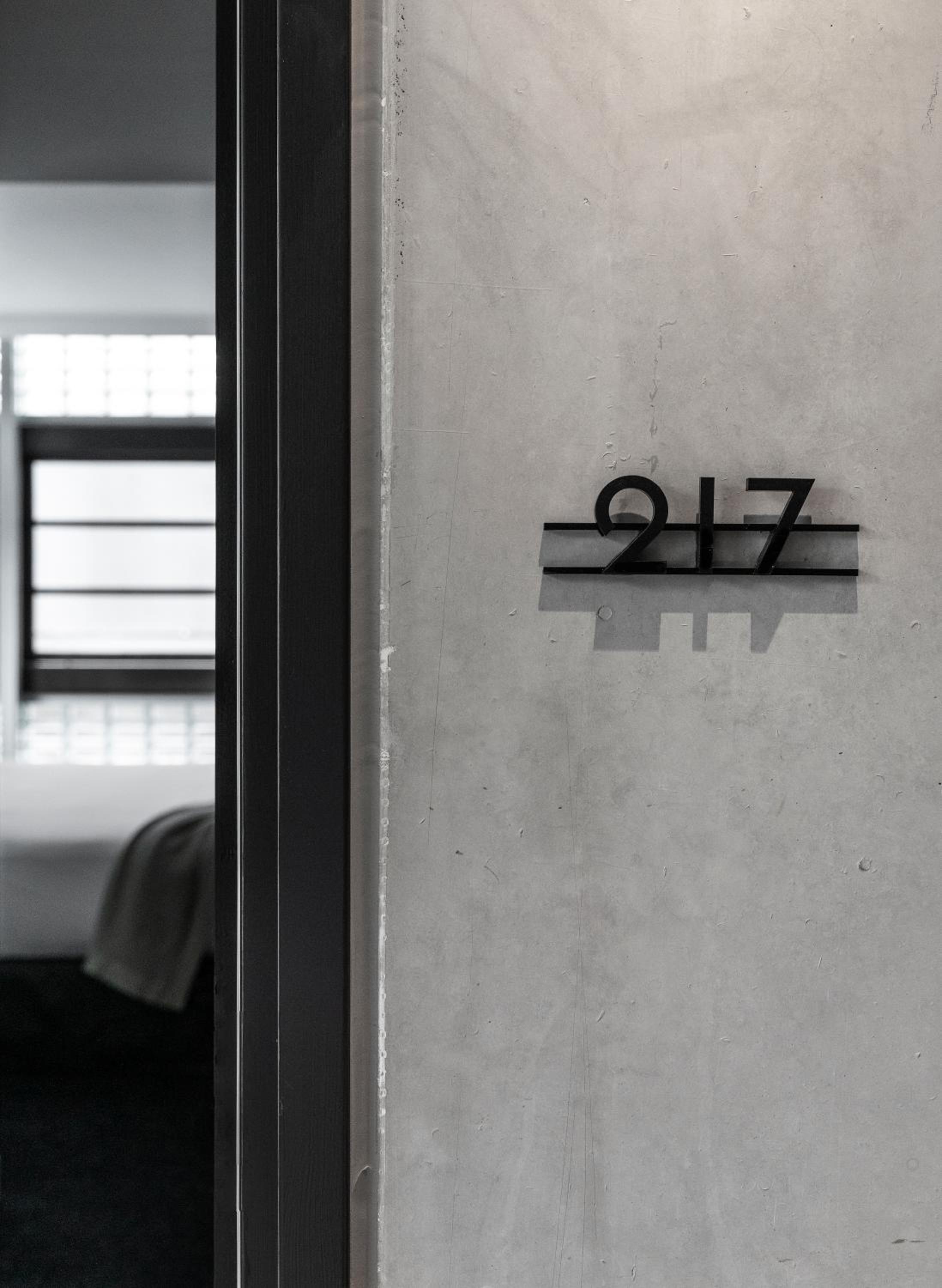 Lancemore Design King Room – complimentary drinks during hosted hour and WiFi thumbnail 5