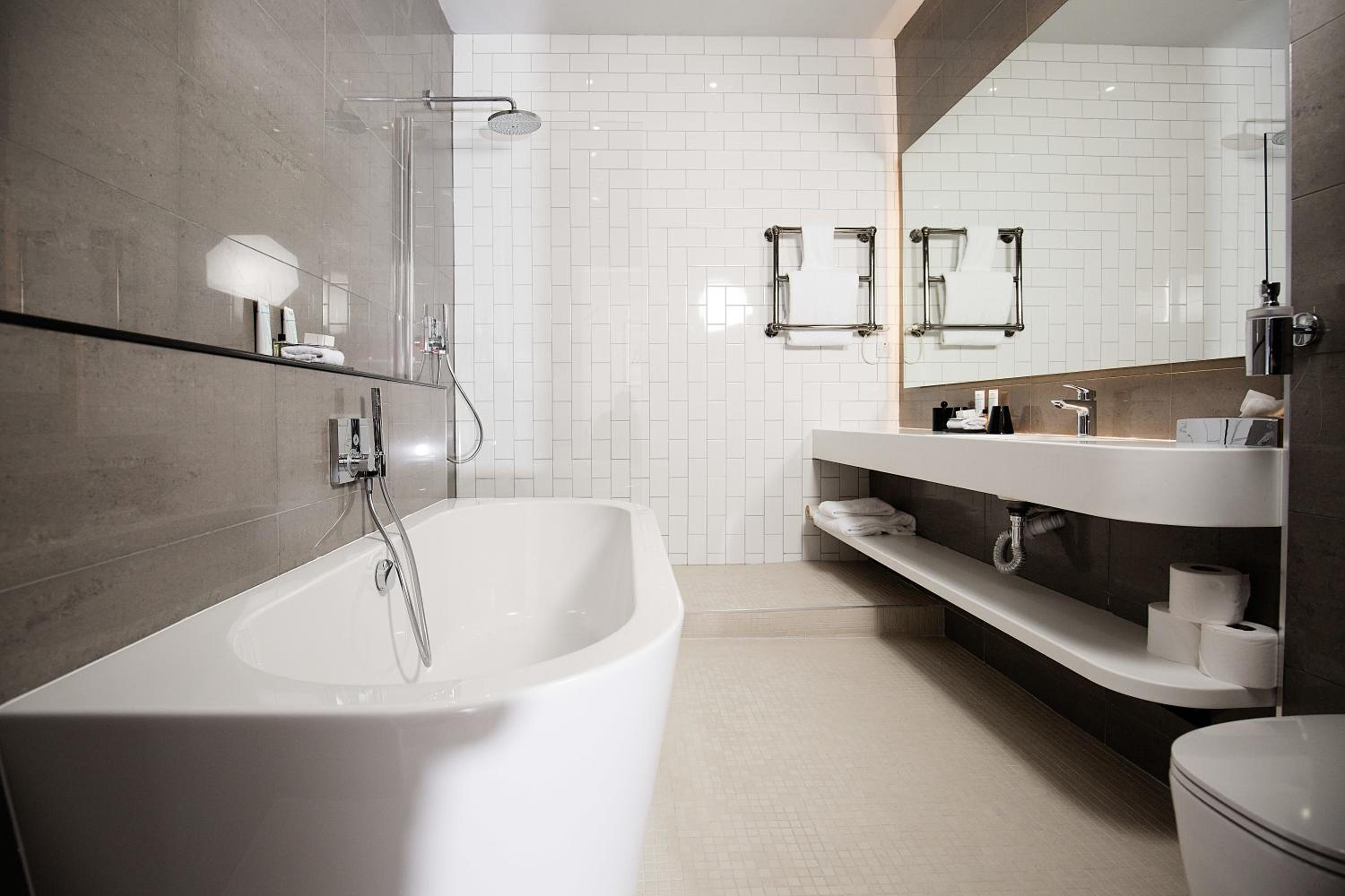 Signature Suite - Photo 4