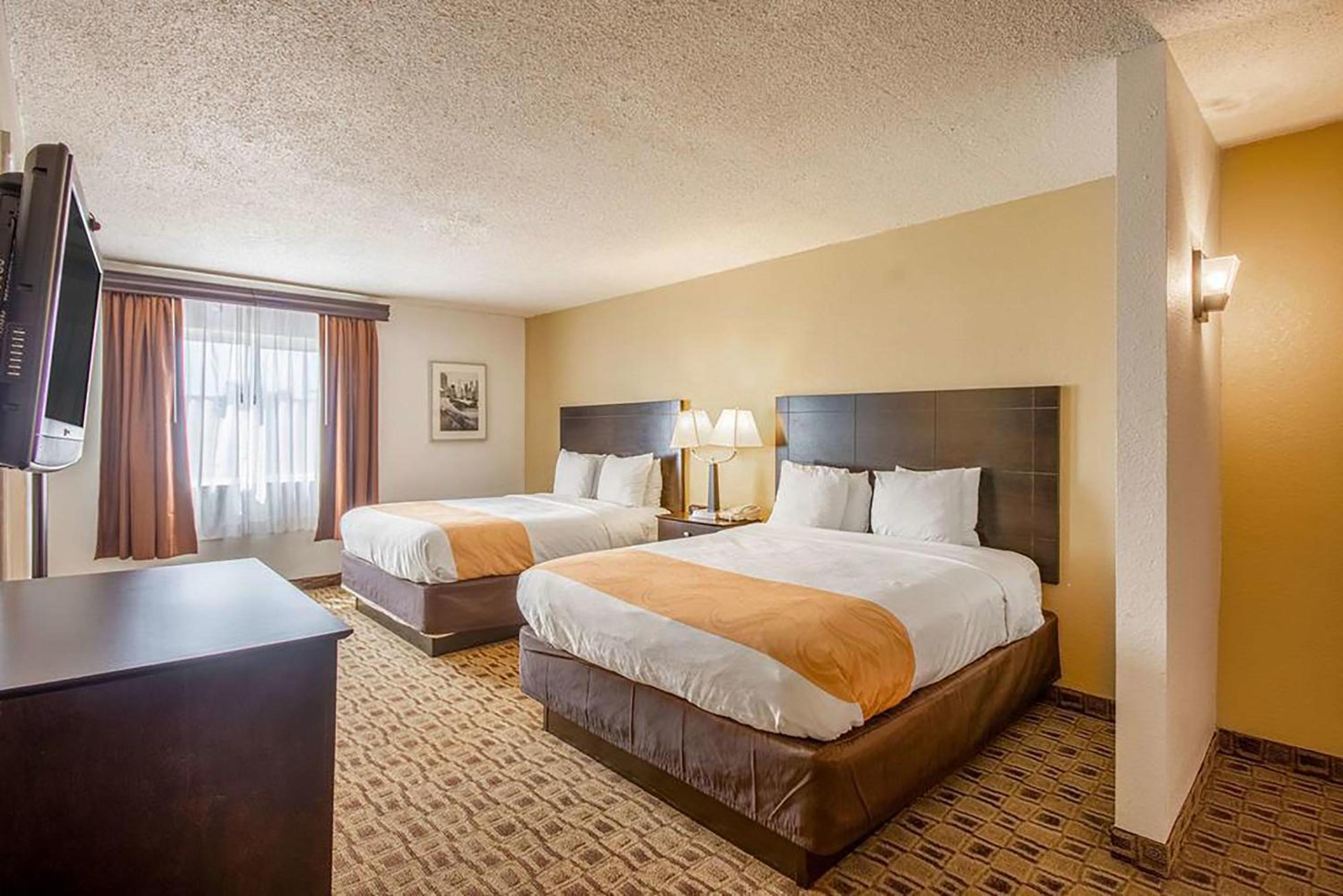 Luxury Queen Suite with Two Queen Beds - Non-Smoking - Photo 2