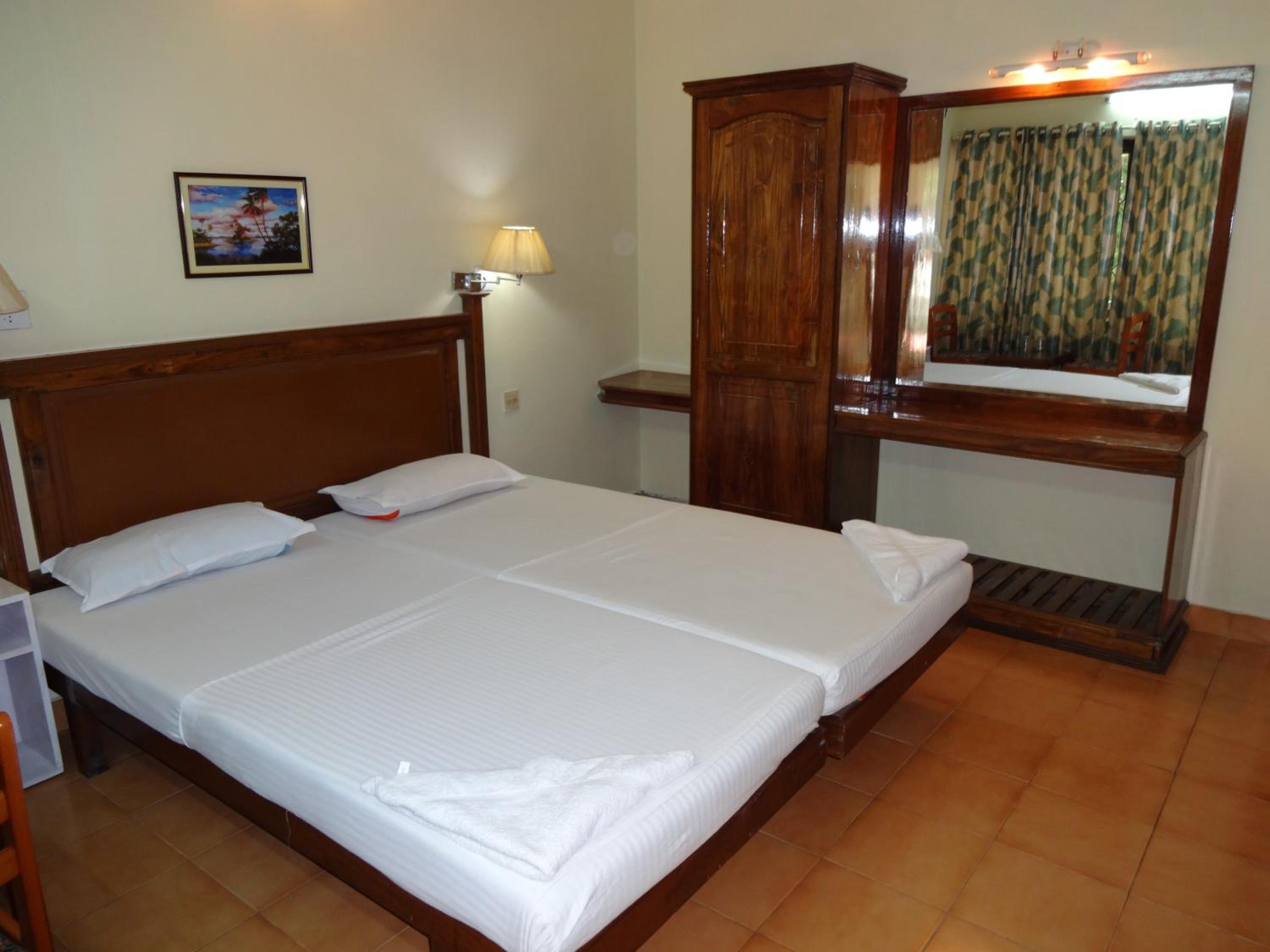 Standard Double or Twin Room with Fan - Photo 5