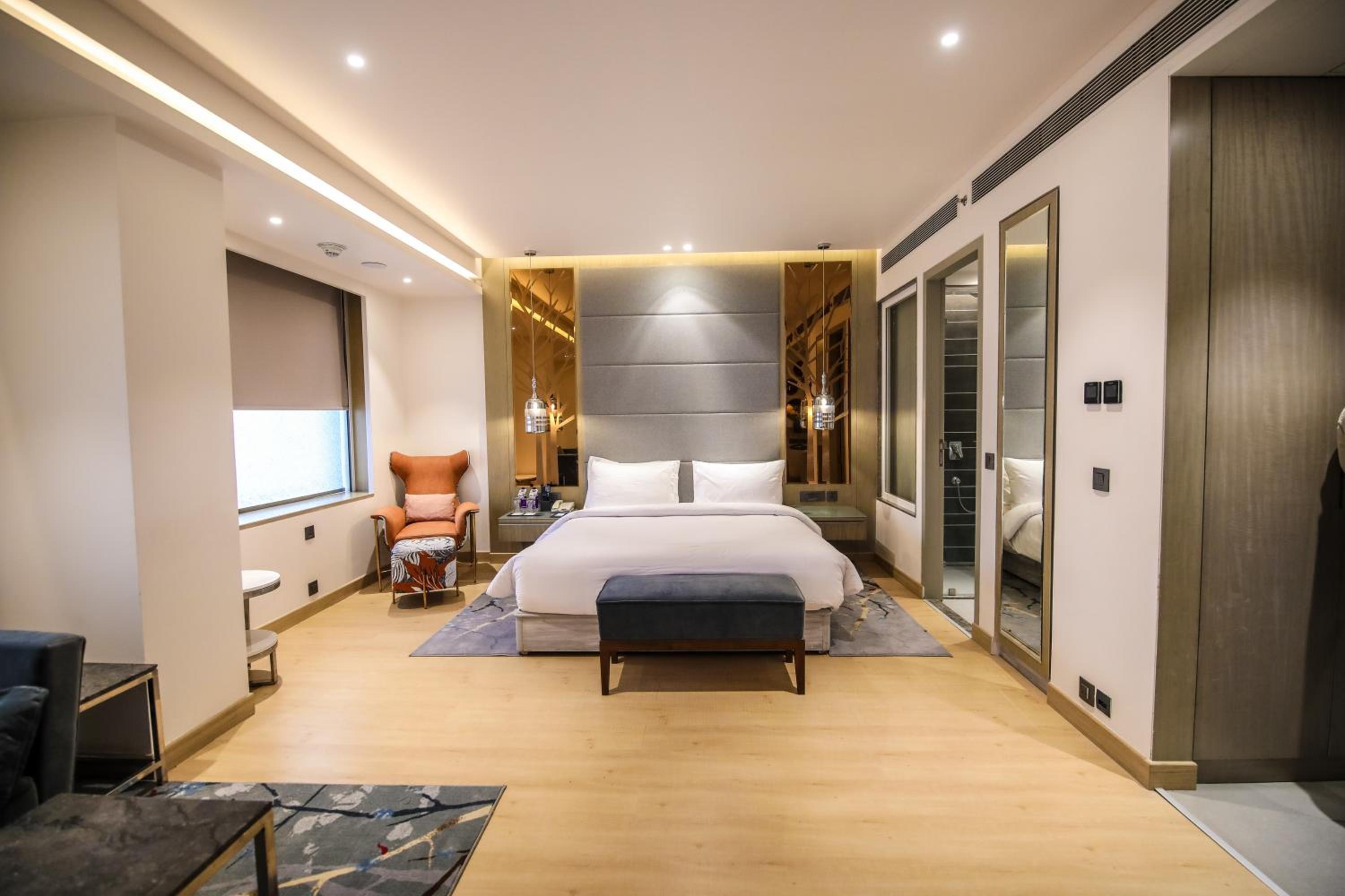 Suite - Unlimited pour during happy hours between 6 to 8 pm at Sky grill, 3 pcs fruit platter, 2 varieties of home-made cookies, 4 pcs laundry complimentary per suite per day - Photo 3