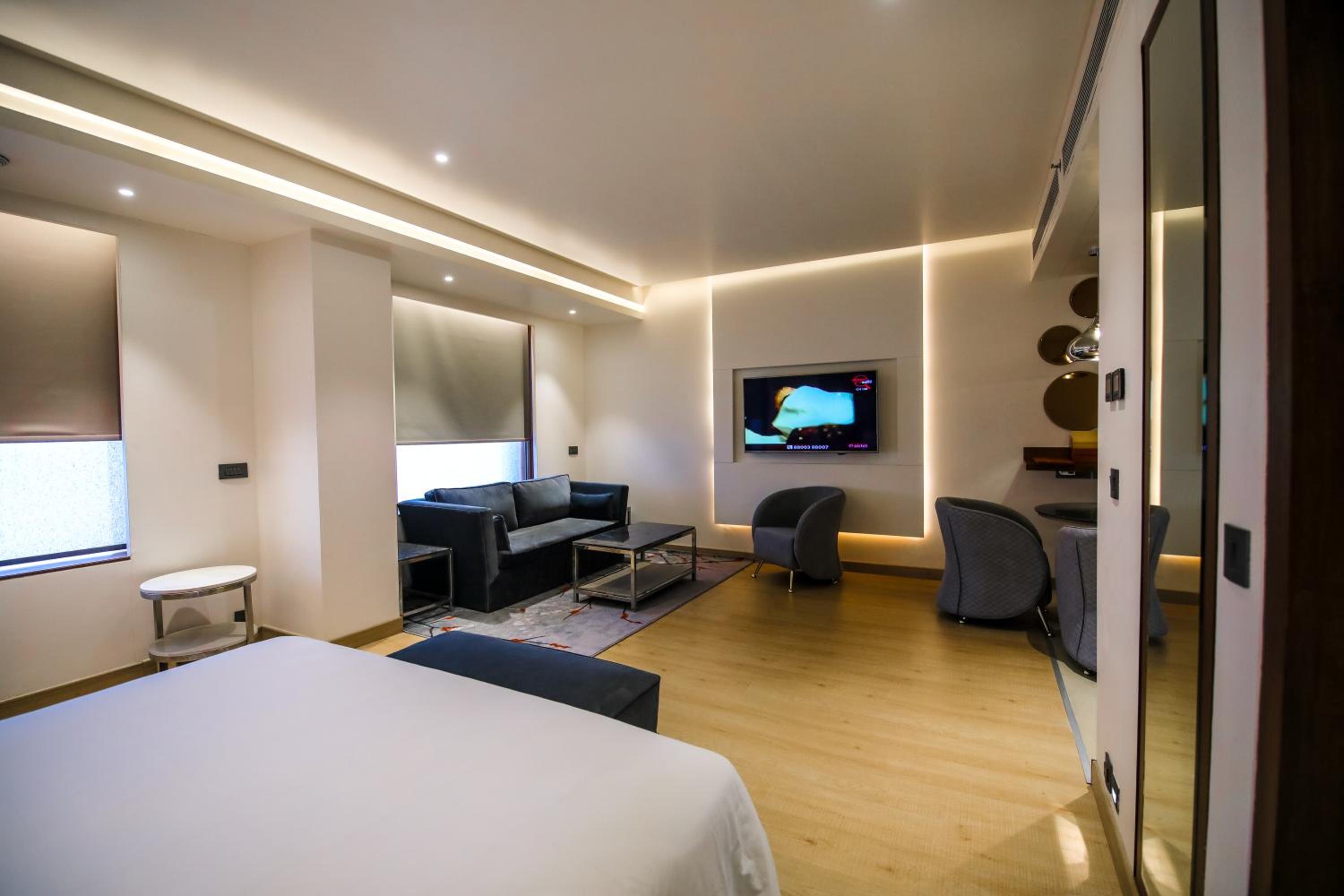 Suite - Unlimited pour during happy hours between 6 to 8 pm at Sky grill, 3 pcs fruit platter, 2 varieties of home-made cookies, 4 pcs laundry complimentary per suite per day - Photo 4