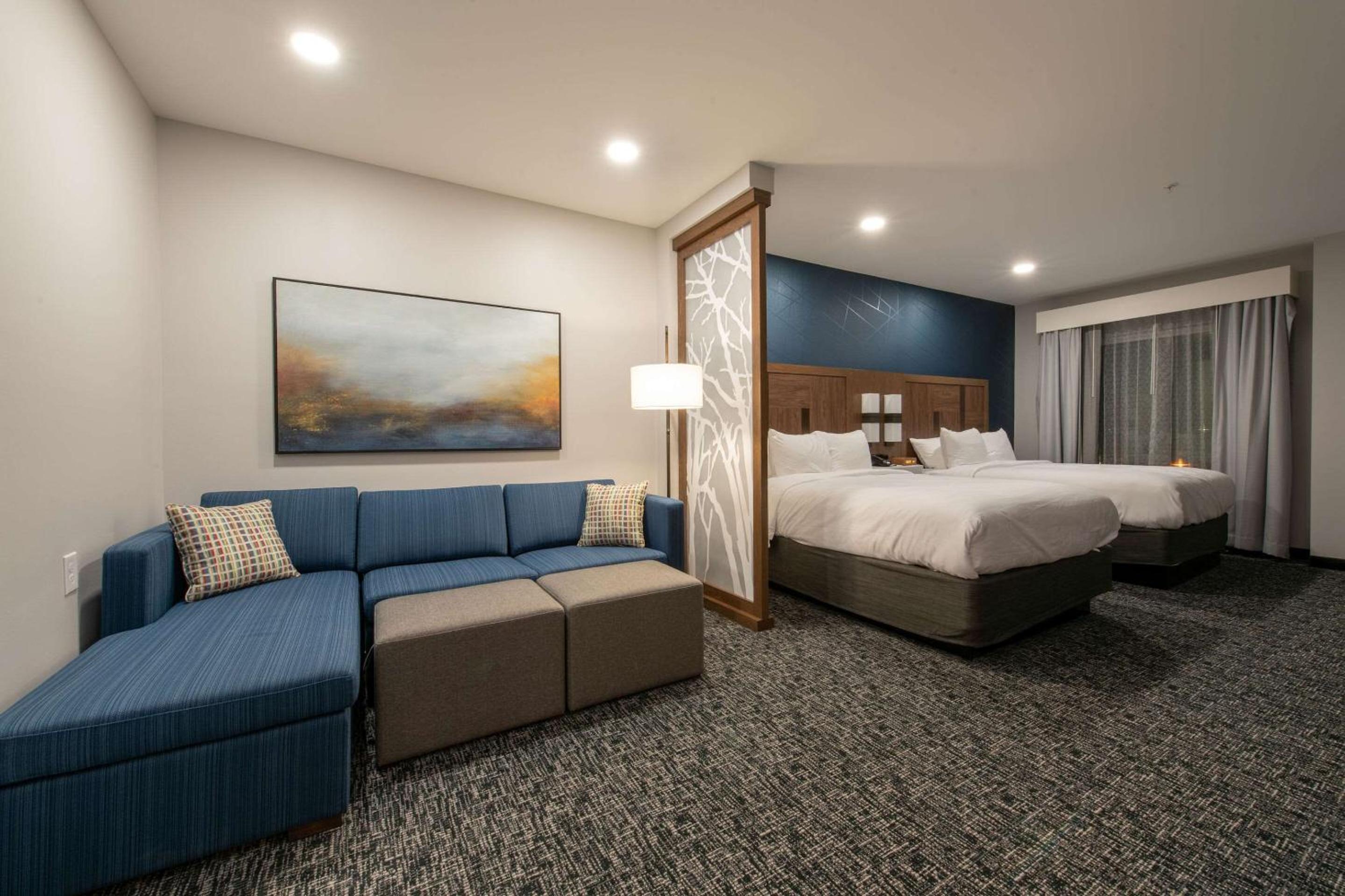 Queen Suite with Two Queen Beds - Golf Course View - Photo 2