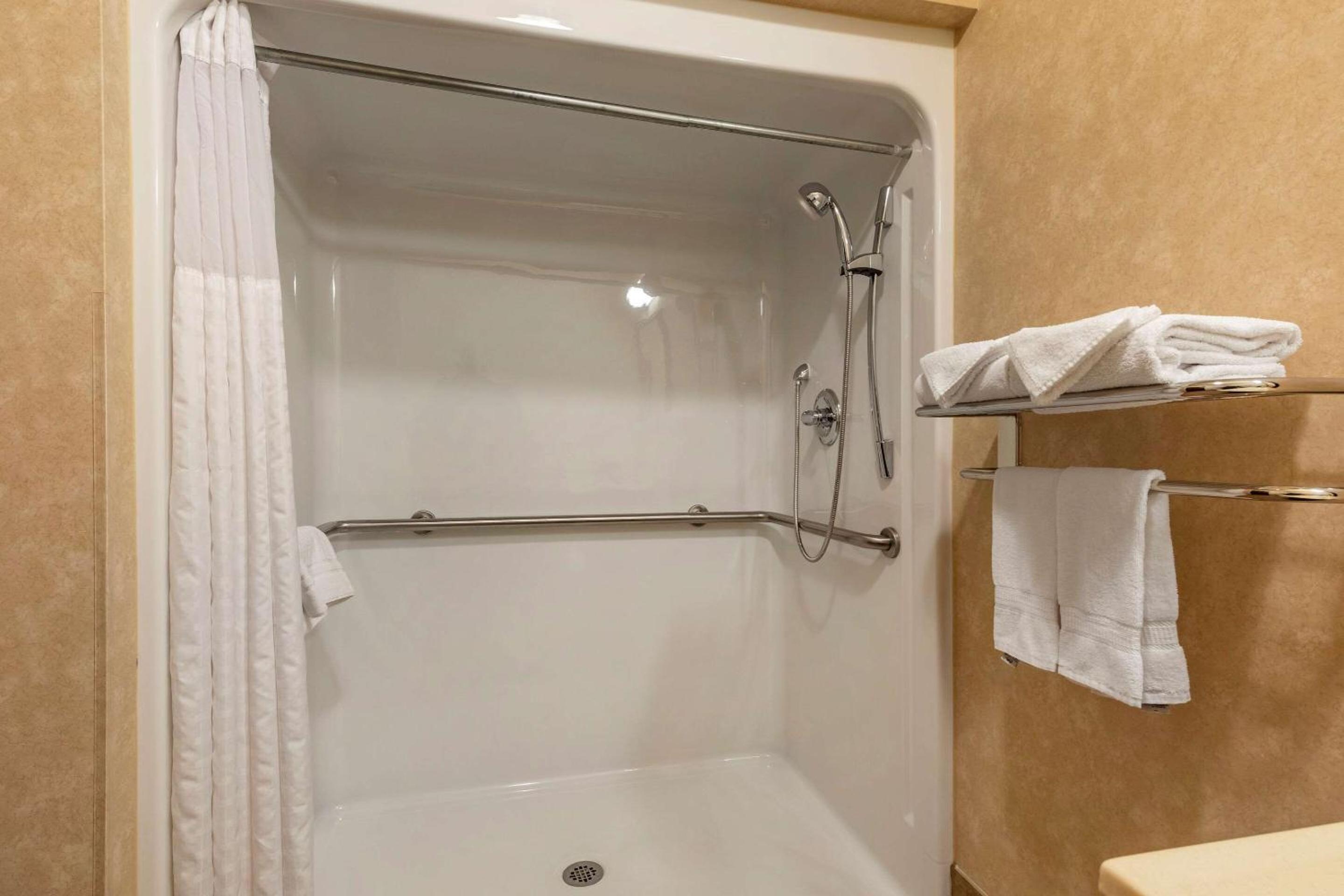 King Room with Interior Hall- Accessible/Non-Smoking - Photo 8