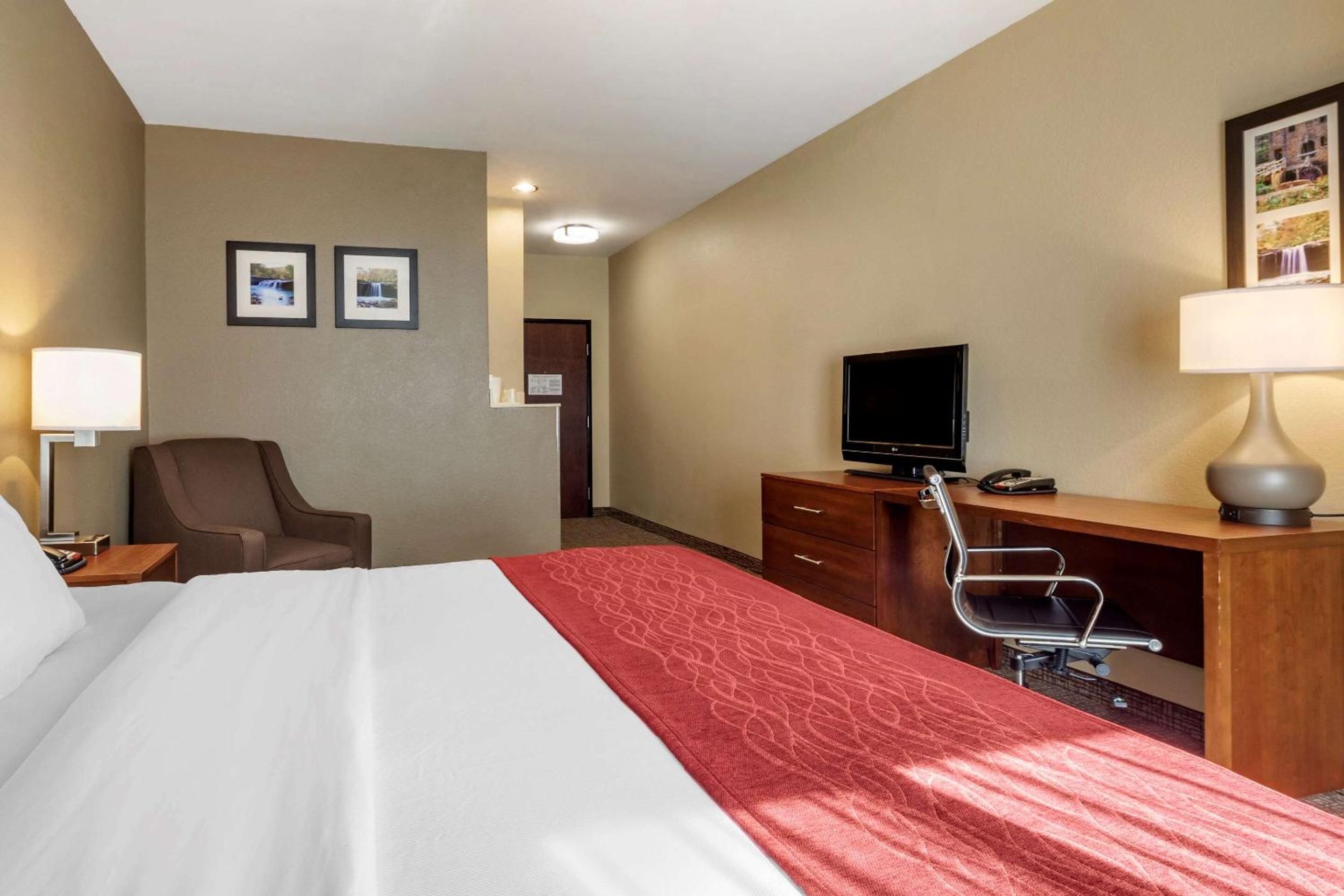 King Room with Interior Hall- Accessible/Non-Smoking - Photo 4