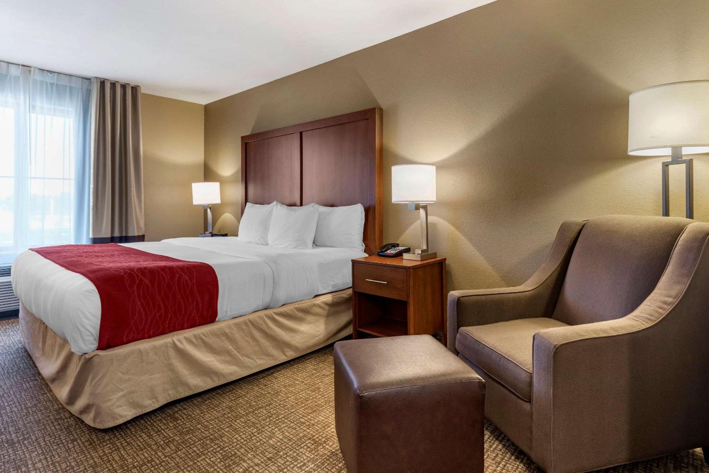 King Room with Interior Hall- Accessible/Non-Smoking - Photo 3