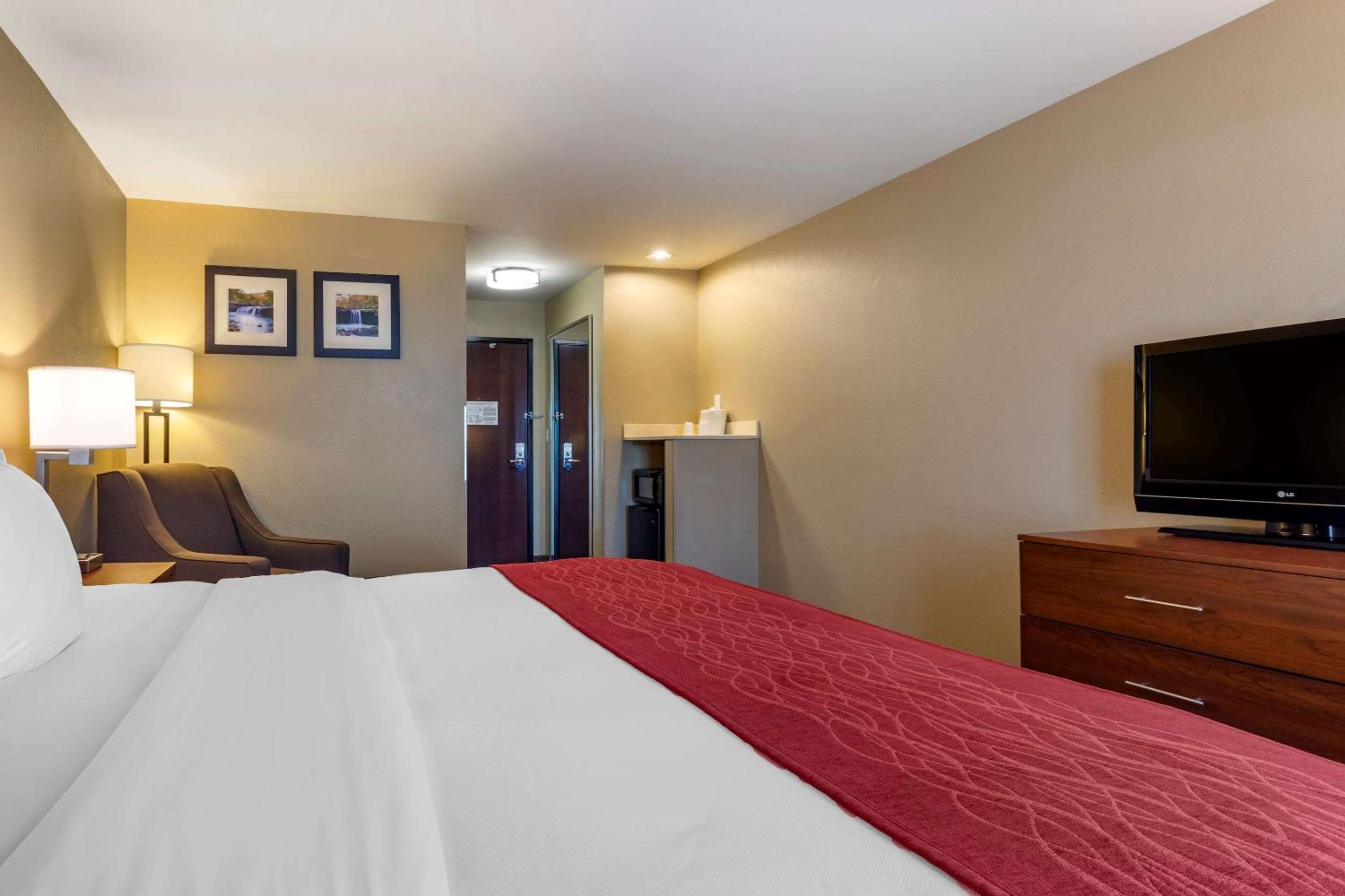 King Room with Interior Hall- Accessible/Non-Smoking - Photo 7