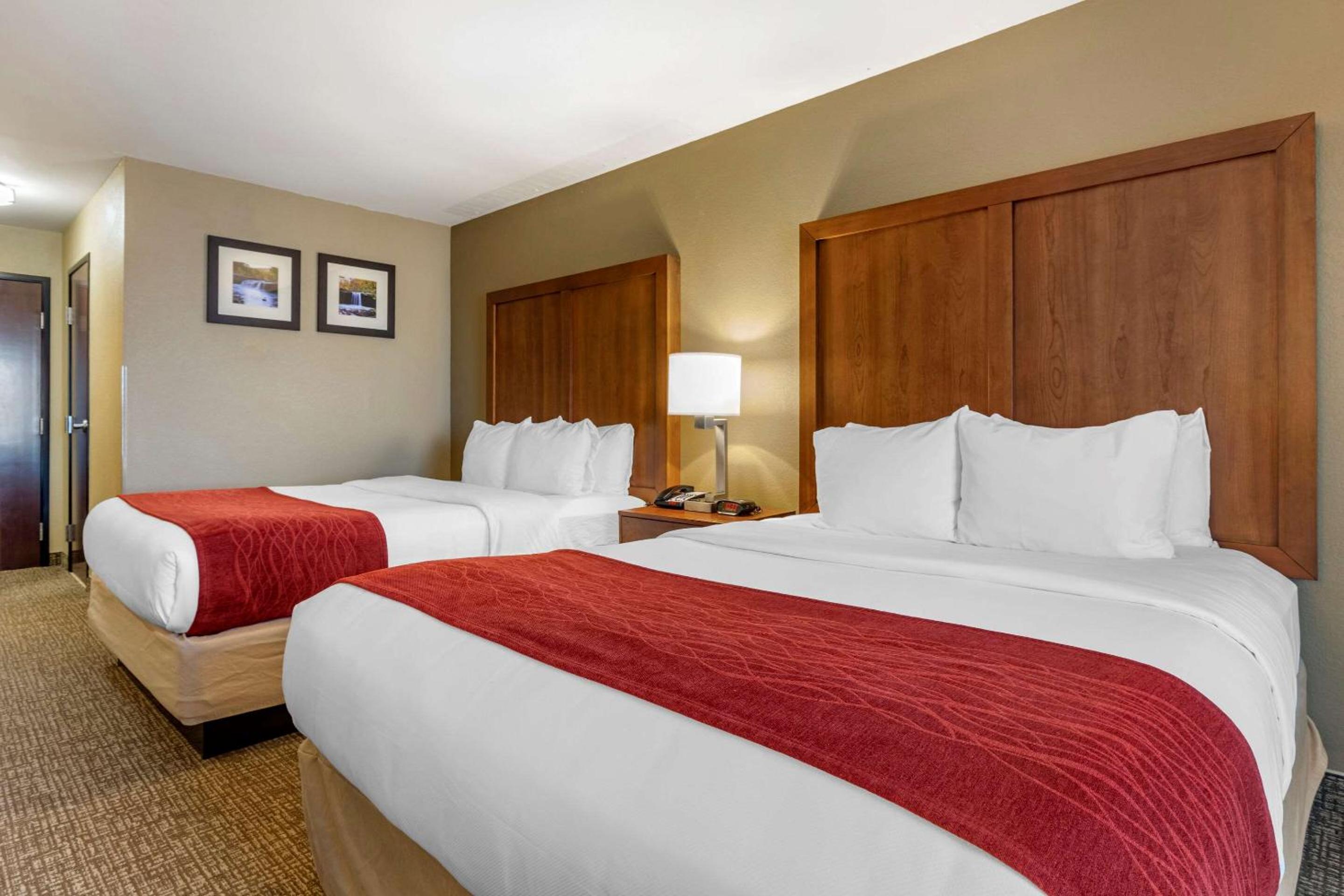Queen Room with Two Queen Beds - Non-Smoking - Photo 2