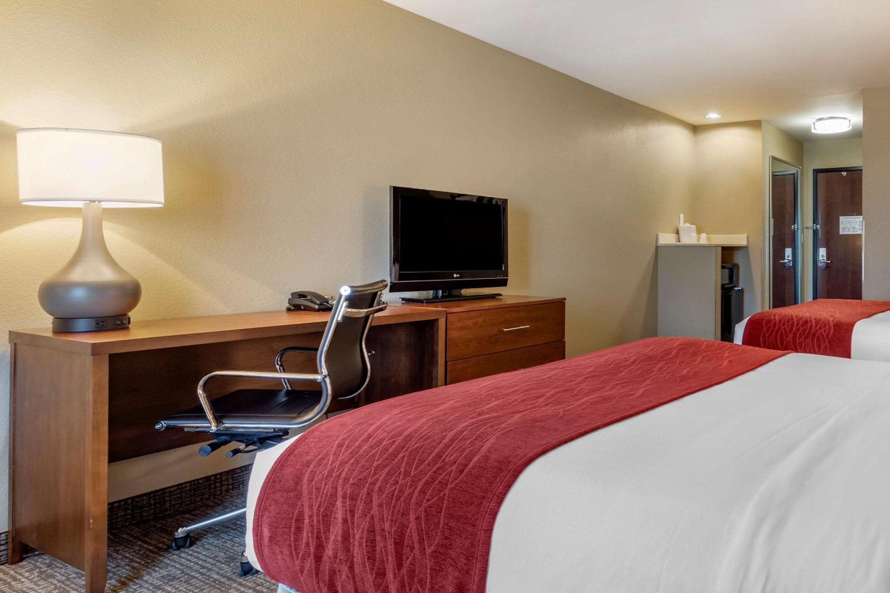 Queen Room with Two Queen Beds - Non-Smoking - Photo 3