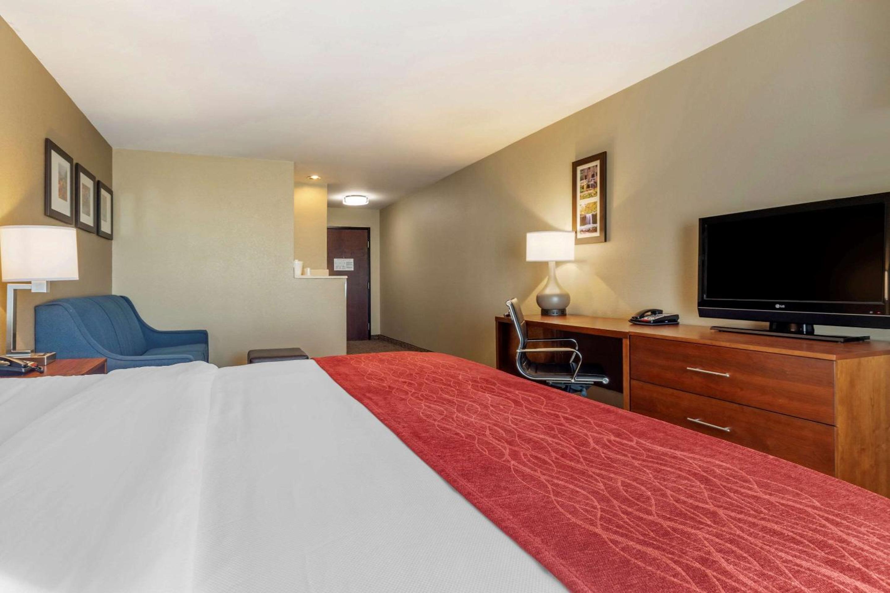 King Suite - Non-Smoking - Photo 4