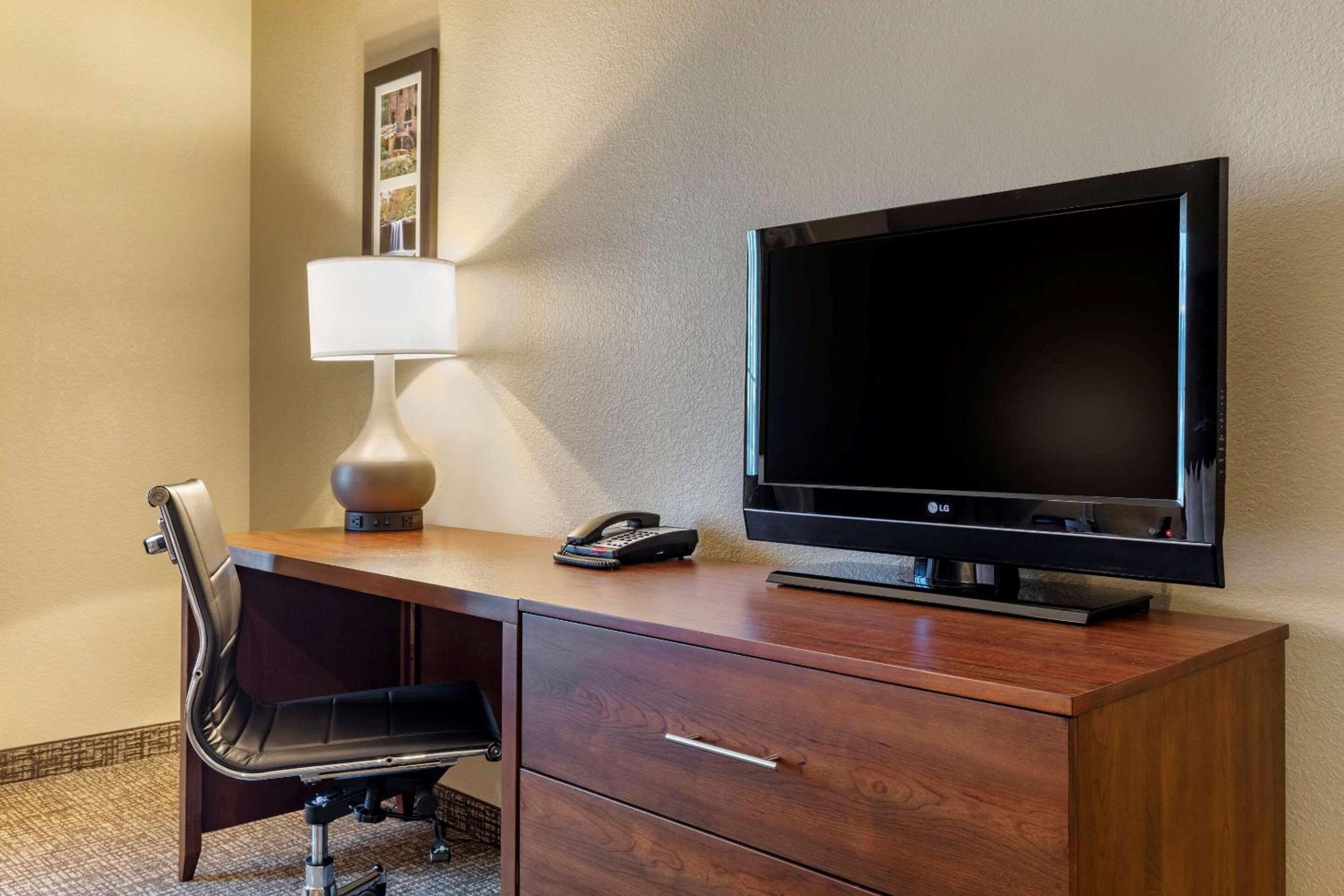 King Suite - Non-Smoking - Photo 2