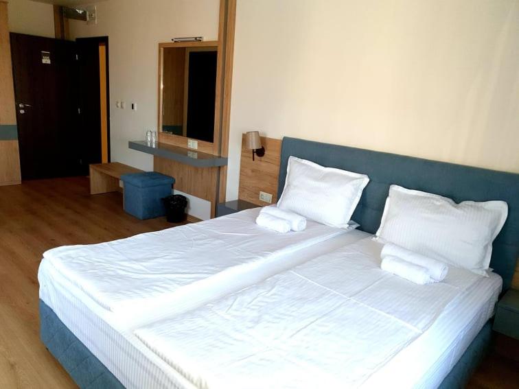 Deluxe Double Room (2 Adults + 1 Child) - Photo 2