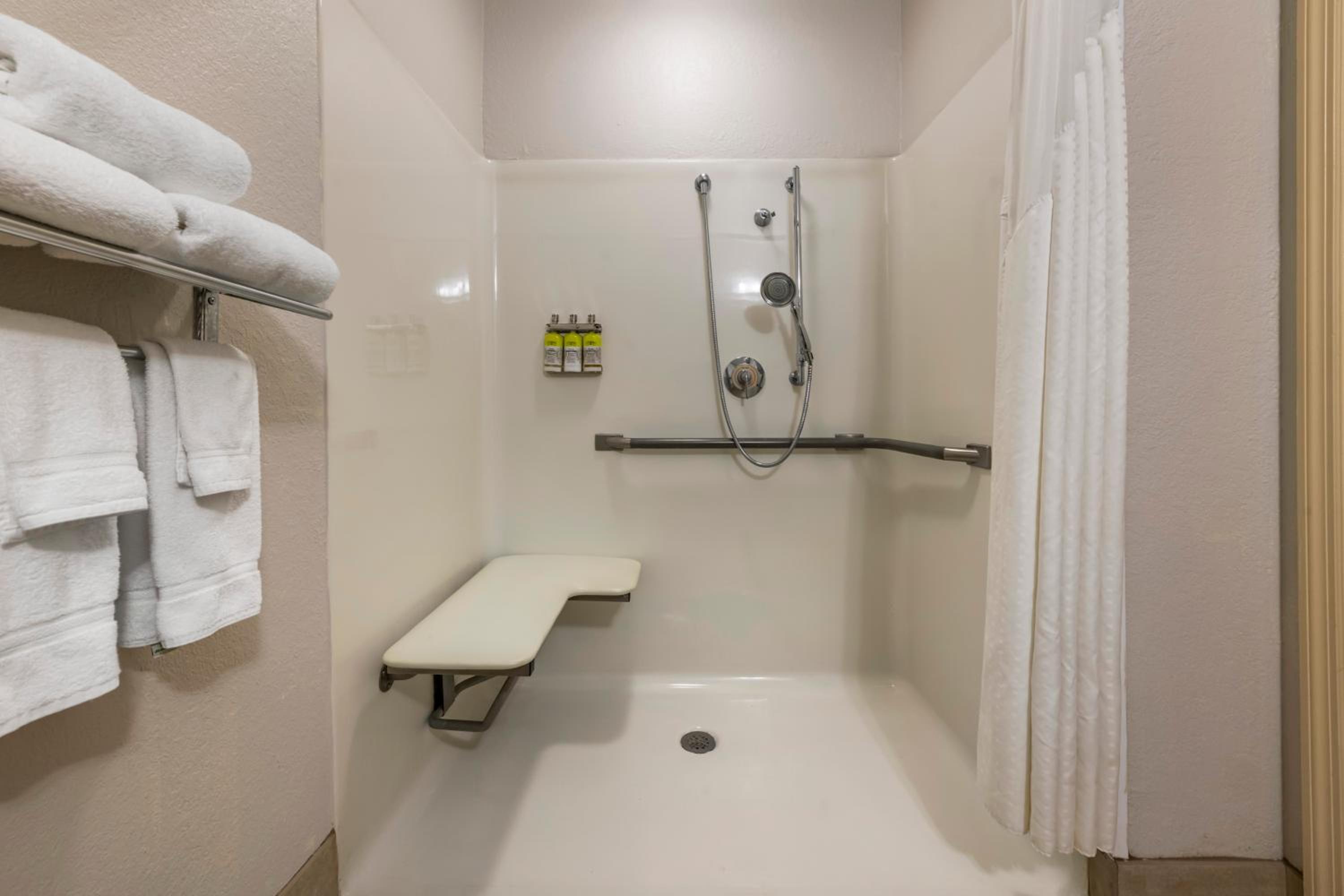 Standard Queen Room with Two Queen Beds and Mobility Accessible Tub - Photo 7