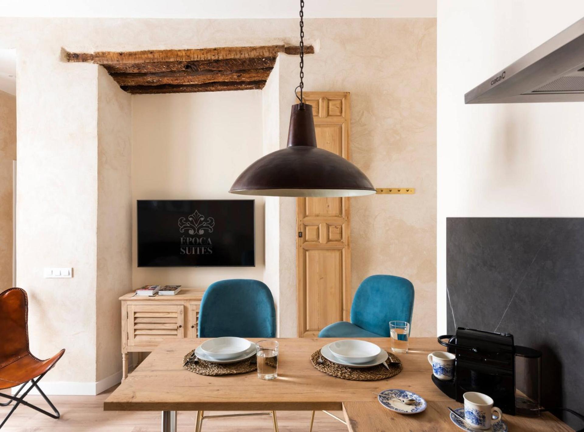Apartment with Interior Views - Photo 4