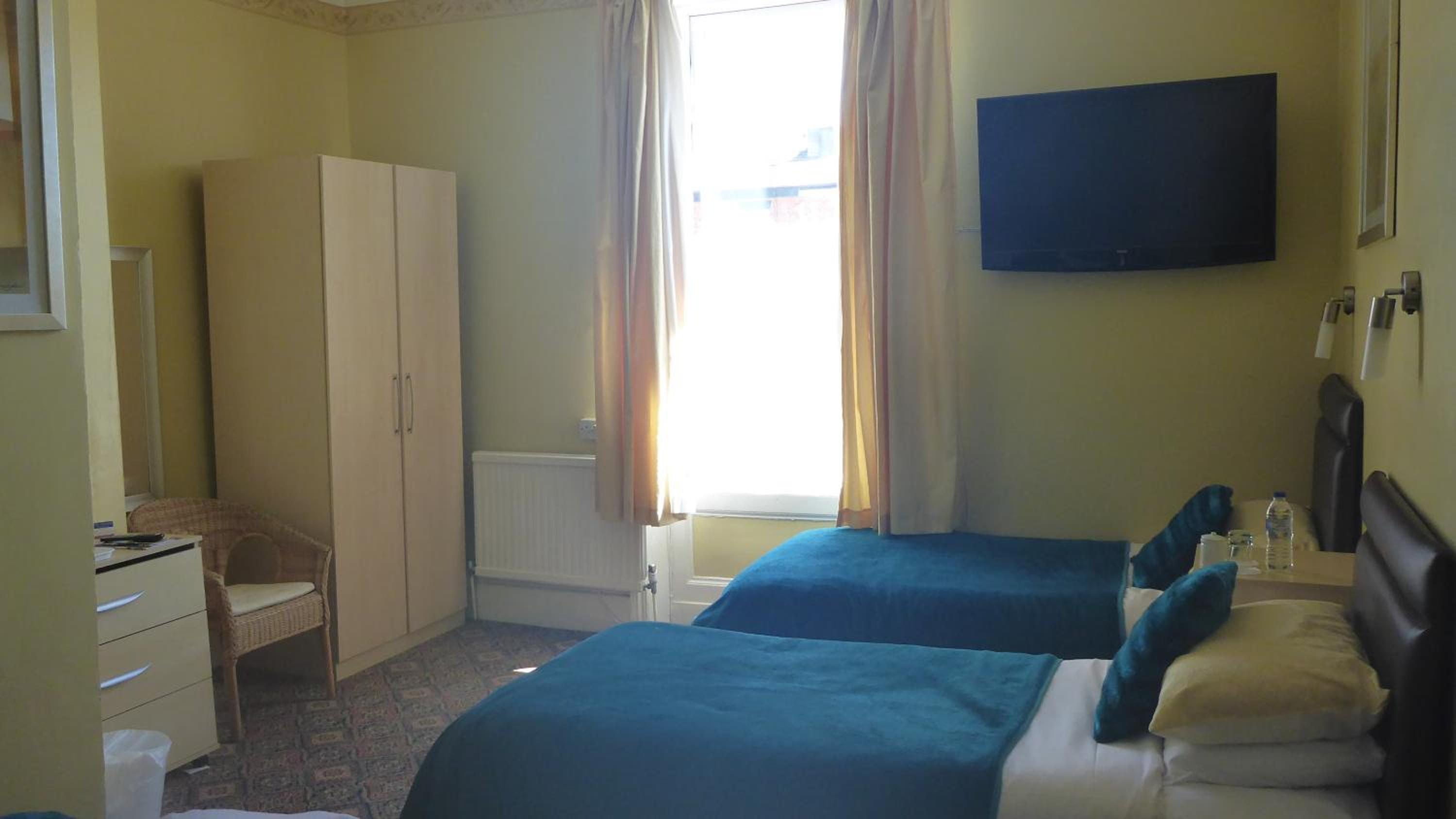 Twin Room - Photo 3