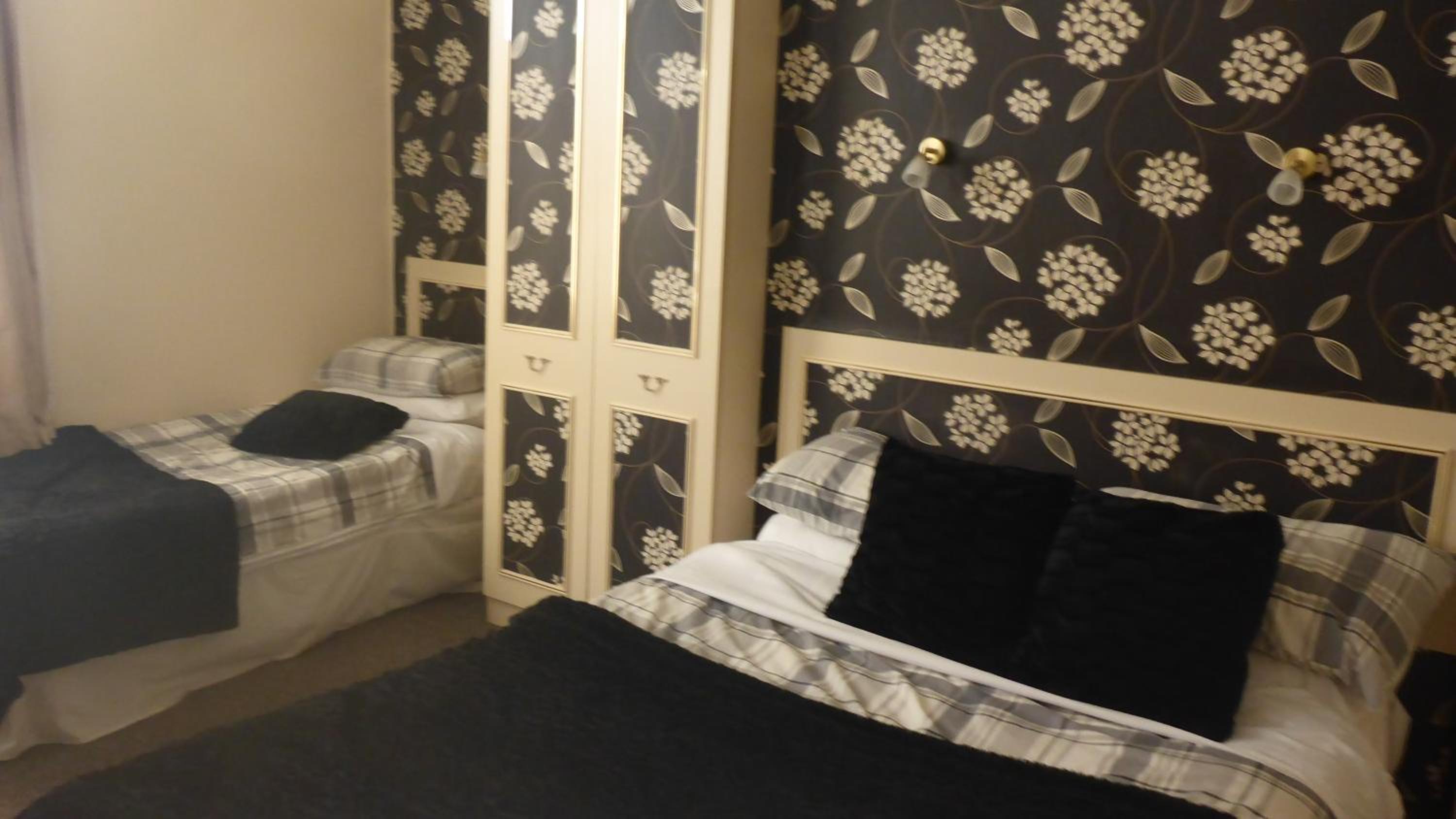 Twin Room - Photo 2