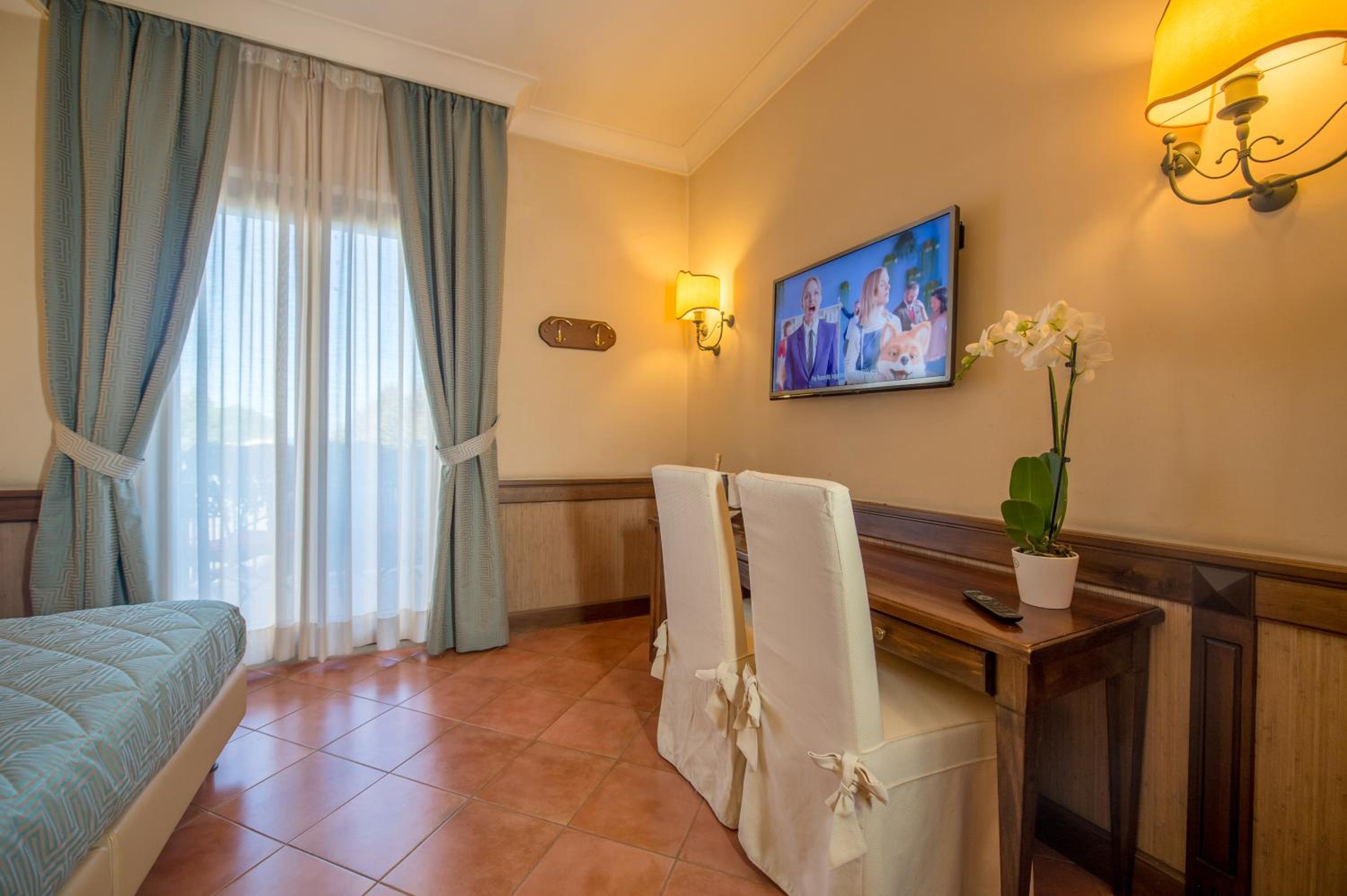 Double or Twin Room with Balcony thumbnail 6
